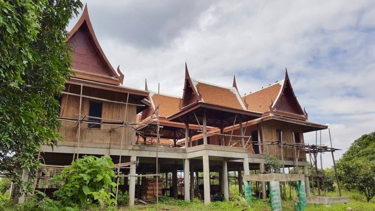 ที่ดินแปลงใหญ่สระบุรี พร้อมเรือนไทยหมู่ โอบล้อมด้วยธรรมชาติ และไม้ป่าเบญจพรรณจำนวนมาก เนื้อที่ 24 ไร่เศษ เดินทางสะดวก อยู่ในย่านชุมชน แต่มีความสงบ เป็นส่วนตัว