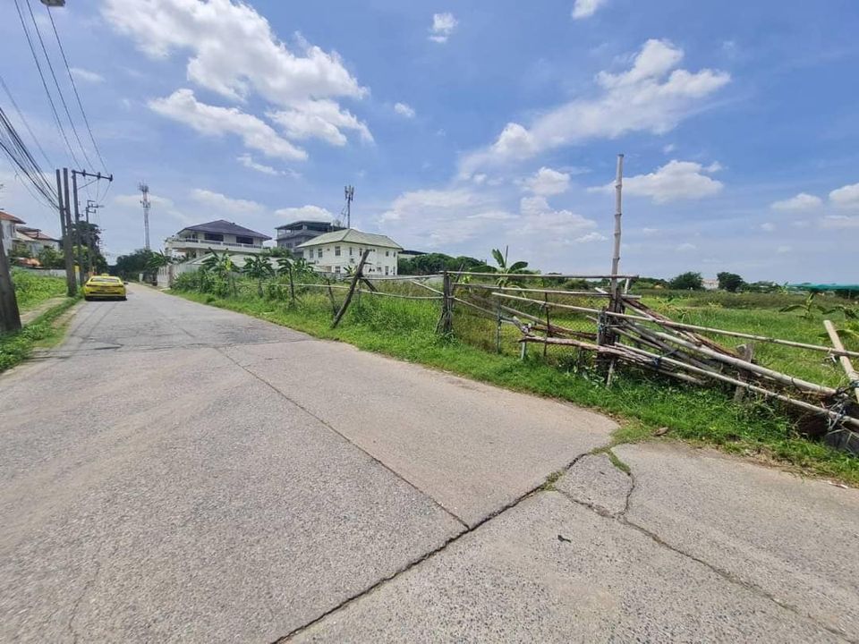 ขายที่ดินสวยติดทะเลสาปราคาถูก ในหมู่บ้านพฤษชาติ  บึงกุ่ม กทม 303 ตรว.