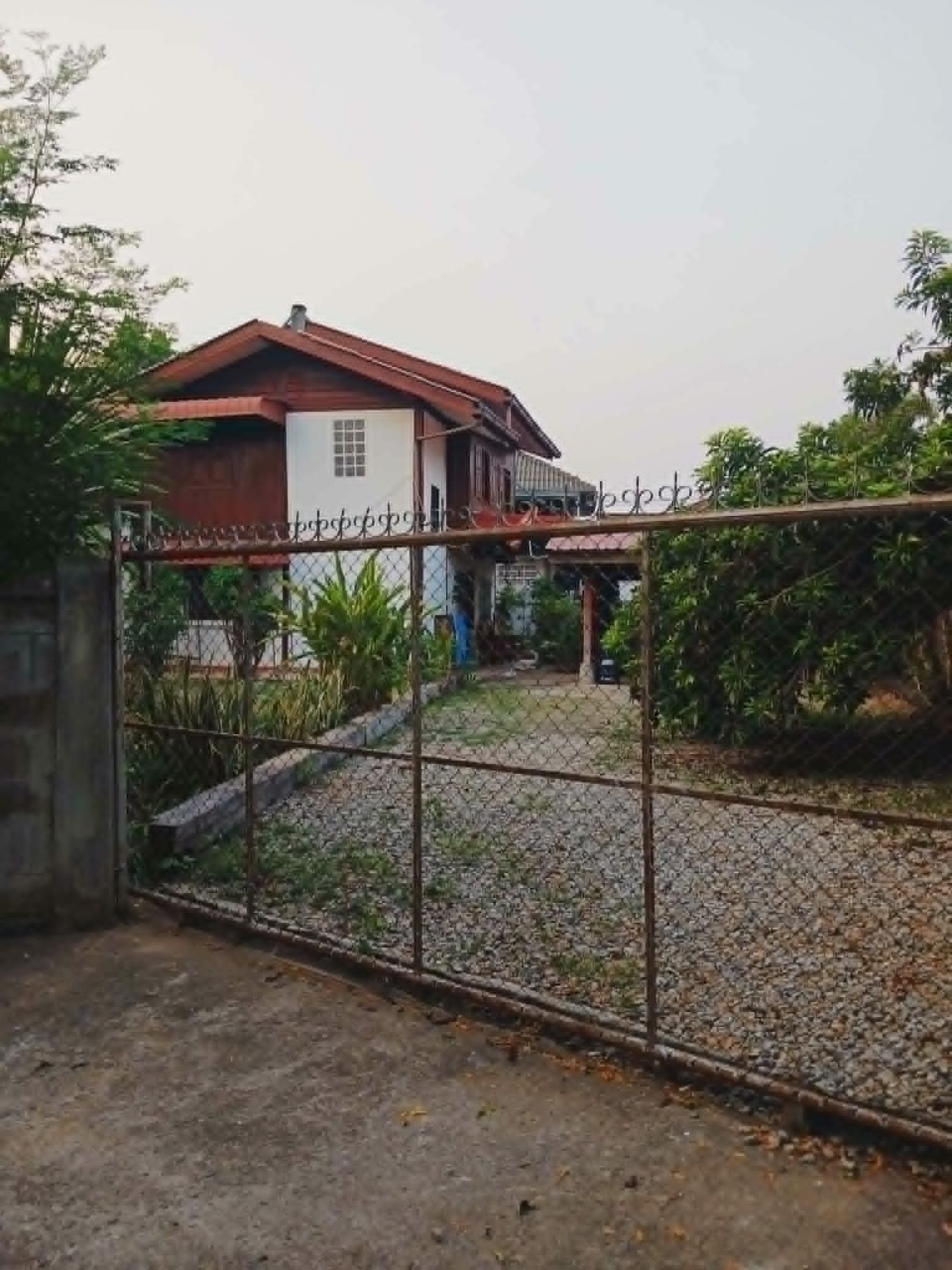 ขายบ้านแม่ฮ่องสอน แม่สะเรียง บ้านครึ่งตึกครึ่งไม้ 2 ชั้น พร้อมที่ดิน