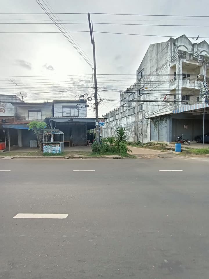 บ้านสองหลัง ราคาดี ตรงข้าม ธกส.เดชอุดม อุบลราชธานี