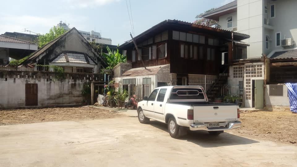 ขายที่ดินพร้อมบ้านไม้เก่า 1 หลัง เขตกรุงเทพฯชั้นใน ถนนตากสิน-สาทร วงเวียนใหญ่-สำเหร่ 102 ตรว.