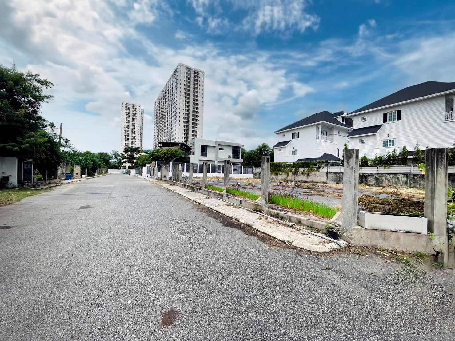 ขายที่ดินในโครงการ ศรีนครินทรพารค  200 ตรว แบ่งได้