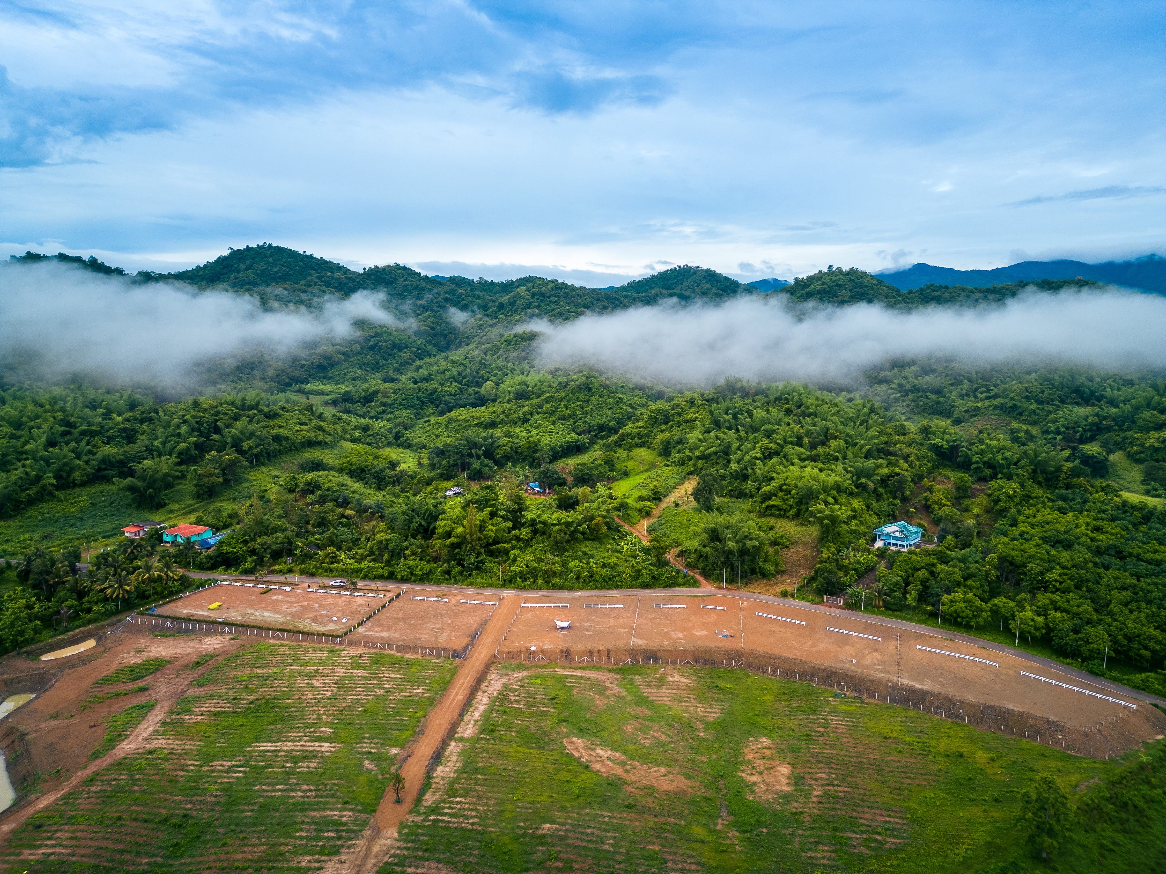 วิวเขาสวยงาม 360 องศาใกล้ที่ท่องเที่ยวน้ำตกน้ำพุร้อนทะเล