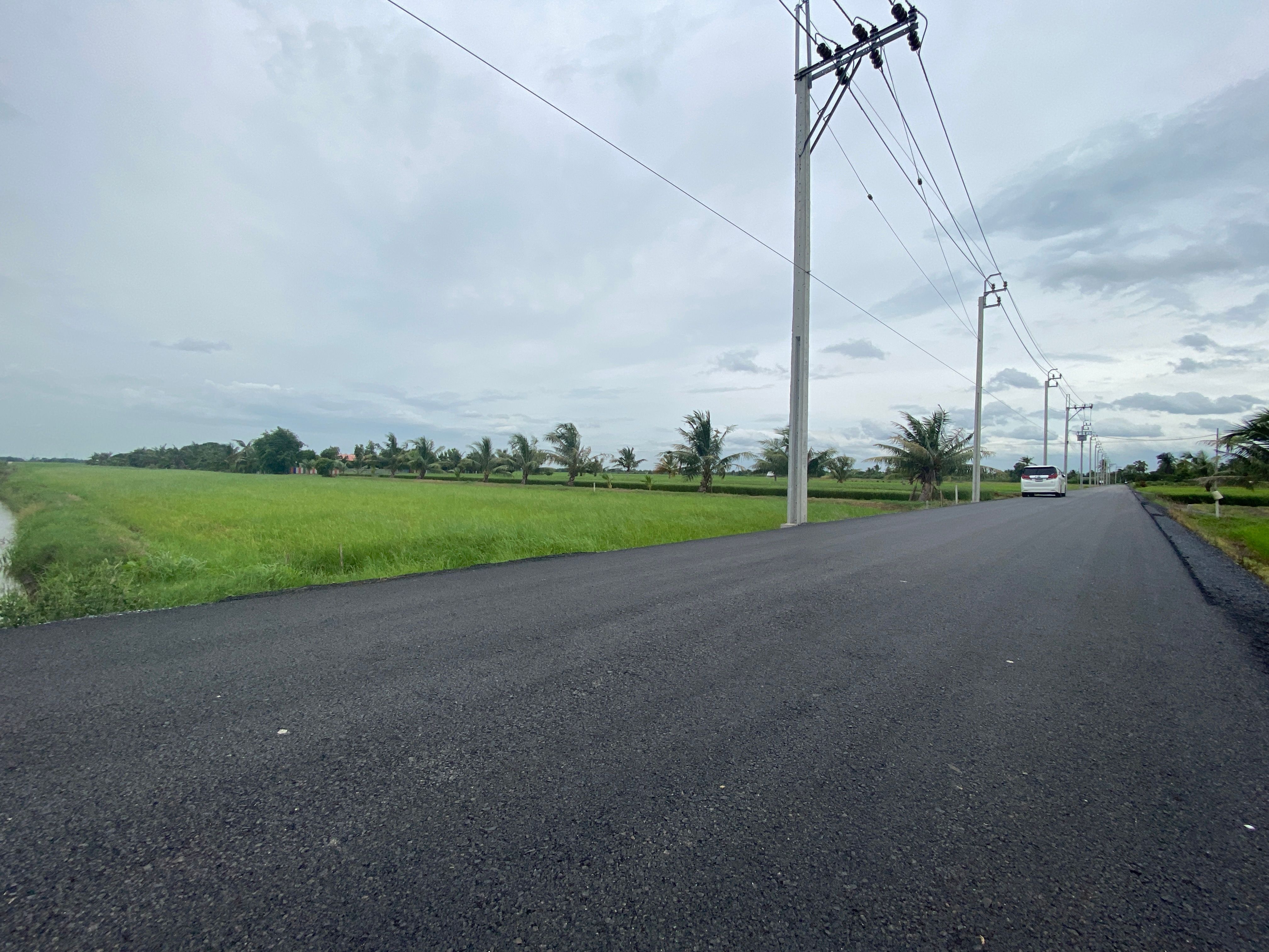 ที่ดินแบ่งขาย ติดถนนลาดยาง