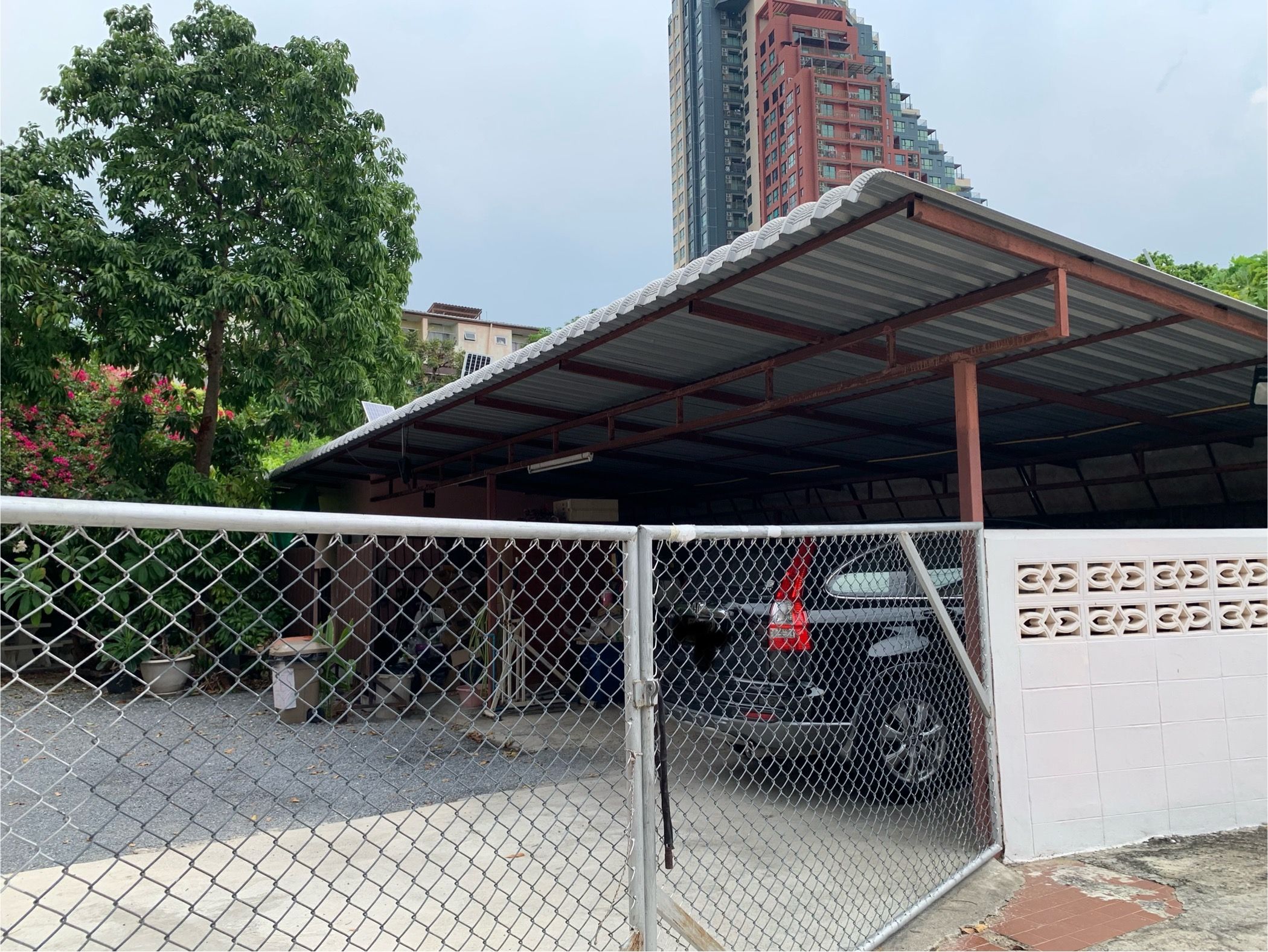 ขายที่ดินกรุงเทพฯ ใกล้ MRT สิรินธร(สายสีน้ำเงิน) แหล่งอำนวยความสะดวกรอบด้าน บางกอกน้อย 0-0-46.