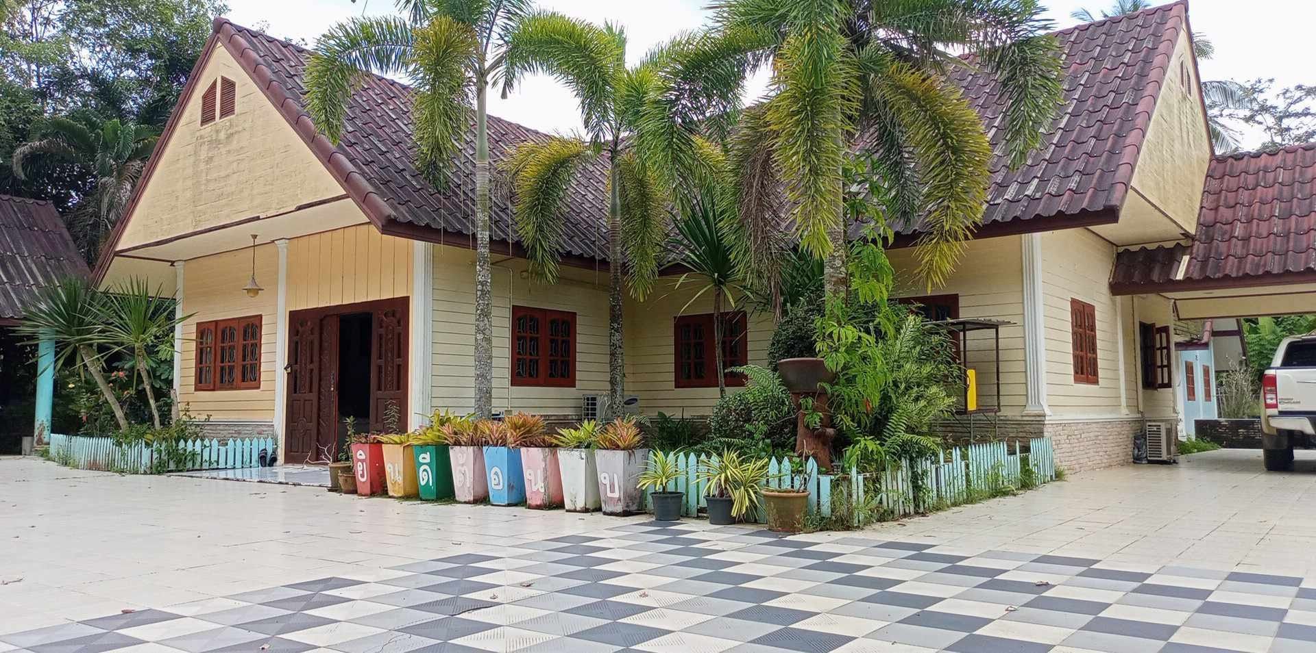 ขายบ้านนครศรีธรรมราช สไตล์พูลวิลล่า 3 หลัง บรรยากาศดีสุดๆ พรหมคีรี นครศรีธรรมราช 1-2-34.9