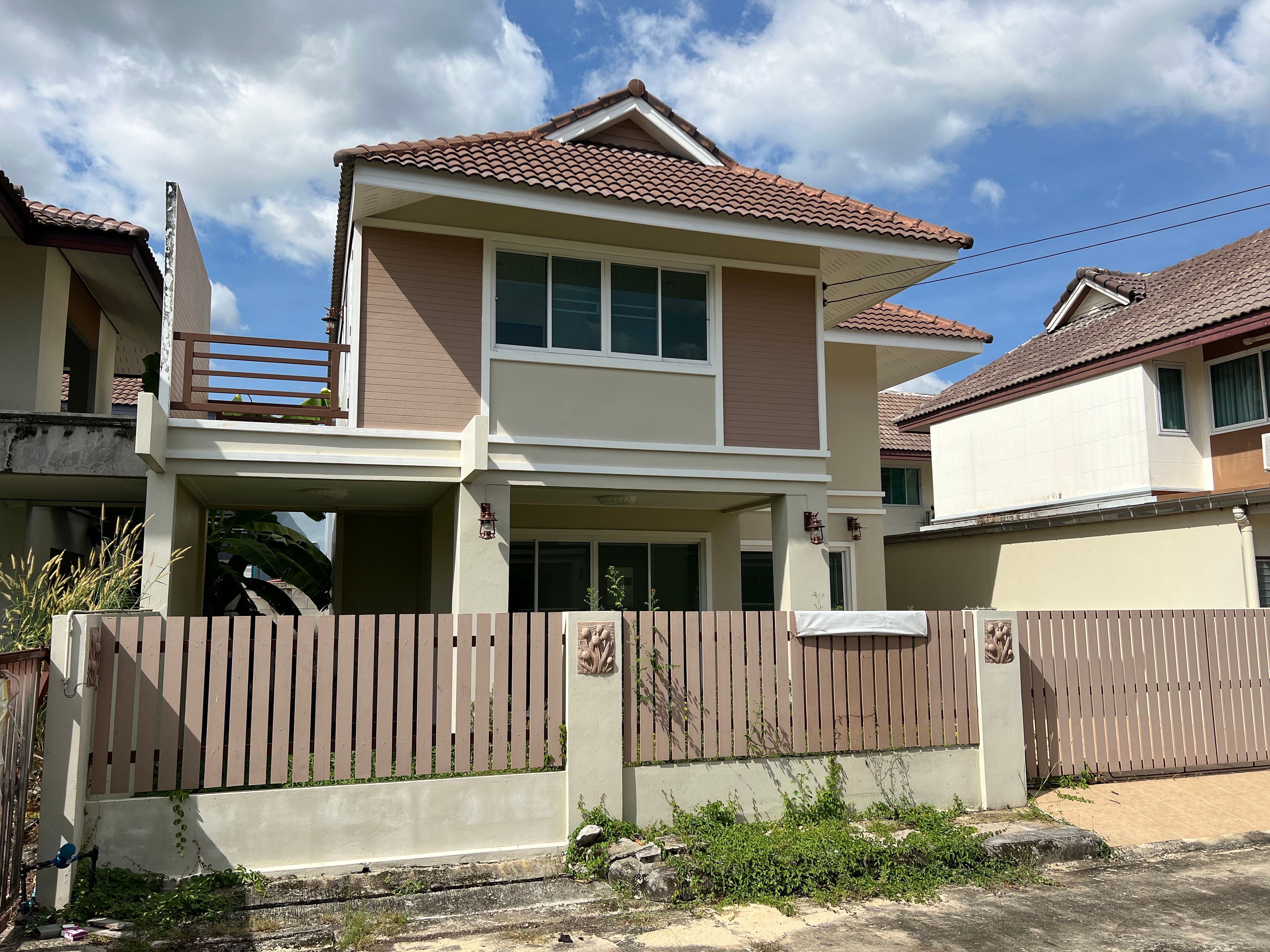 ขายบ้านเดี่ยวพร้อมอยู่ พร้อมที่ดิน ภายในหมู่บ้านนันทา อ.เมืองนครนายกทางเข้าเยื้องโรงเรียนนวมราชานุสรณ์