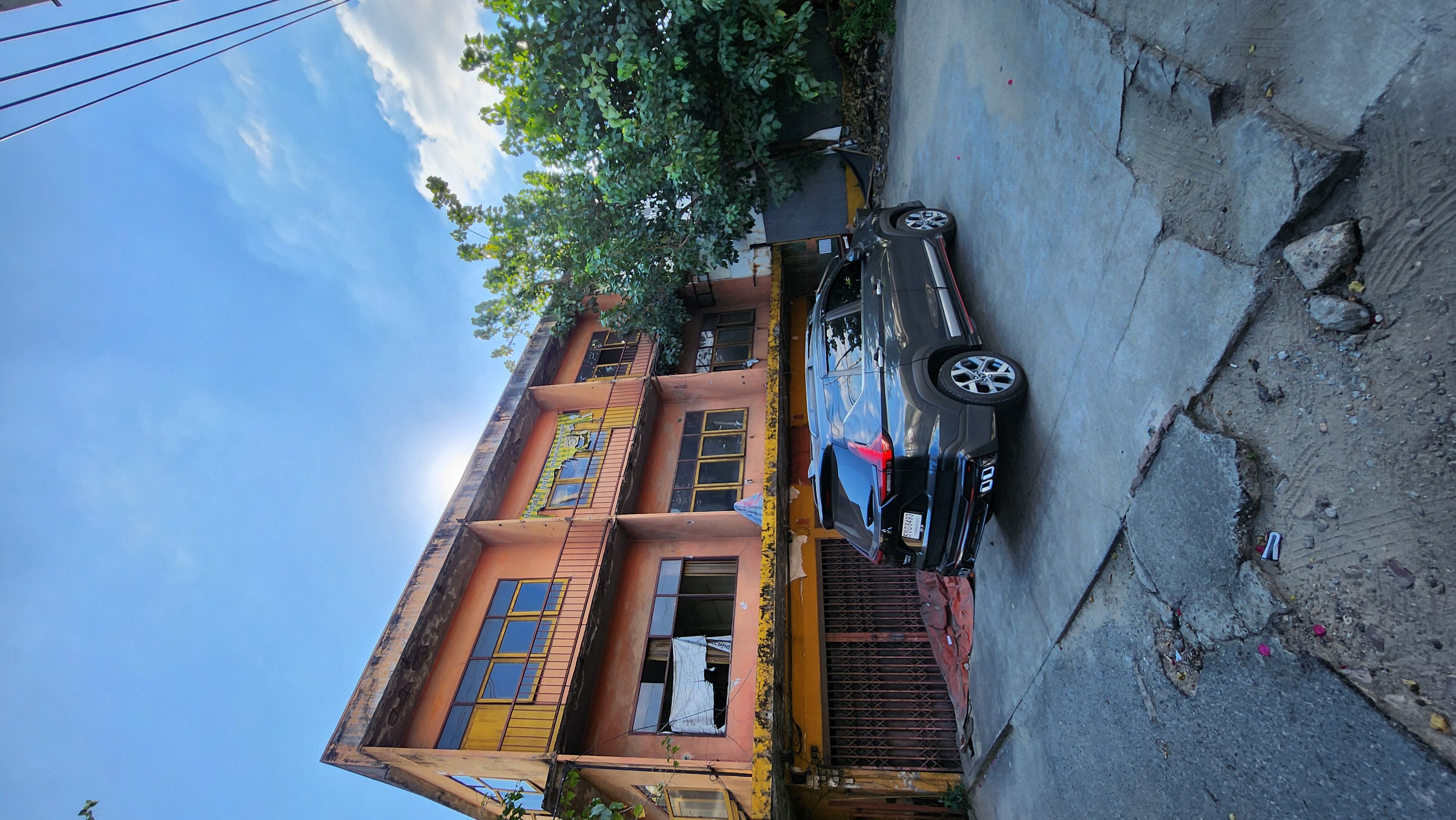 ที่ดิน+สิ่งปลูกสร้าง//ถ.ปู่เจ้าฯ_ตรงข้ามรพ.เมืองสมุทร_ติดถนน 