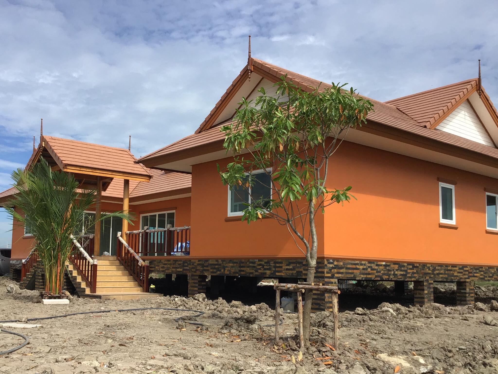 บ้านพร้อมที่ดิน ด้านหน้าติดถนนดำ อ.สองพี่น้อง จ.สุพรรณบุรี 5-3-55.7 ตร.ว.