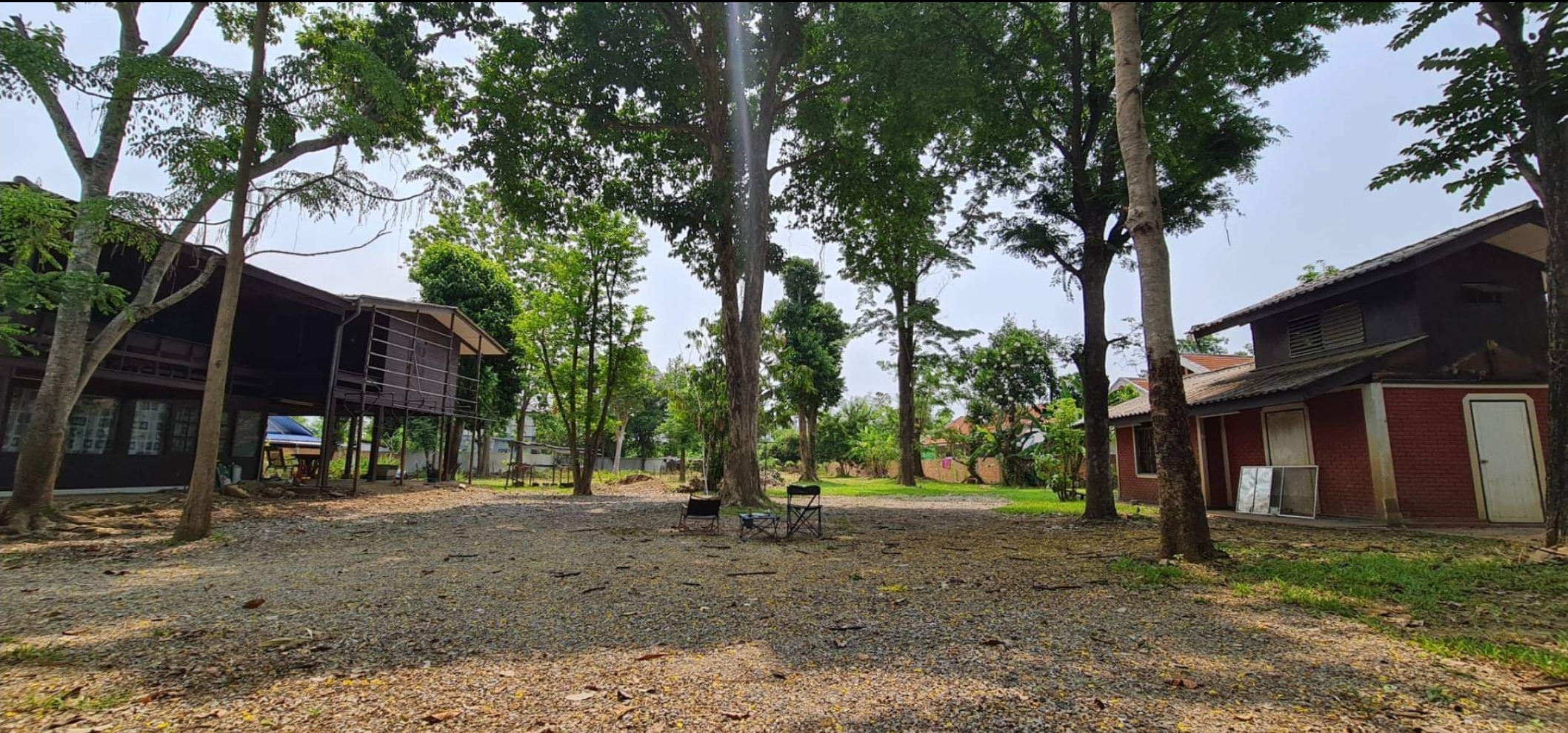 บ้านพักตากอากาศ 3 หลัง ในพื้นที่ 2 ไร่กว่าใกล้เมือง