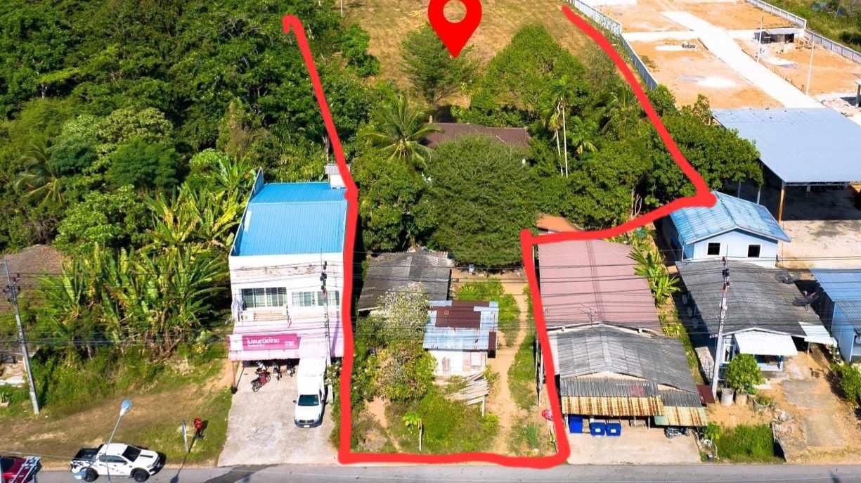 ขายที่ดินพร้อมบ้านหลังใหญ่ 2 ชั้น 1 หลัง น้ำไฟพร้อม เดินทางสะดวกเพราะติดถนน 4 เลน ถนนสี่แยกท่าเรือ-เมืองใหม่ ภูเก็ต