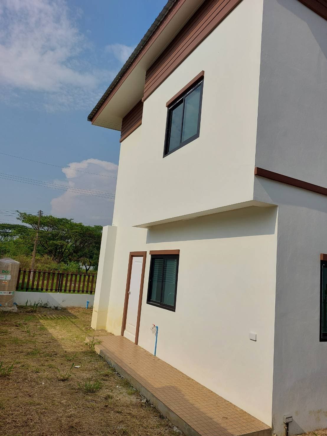 บ้านพร้อมอยู่สร้างใหม่ตั้งอยู่ใจกลางเมืองสันกำแพง