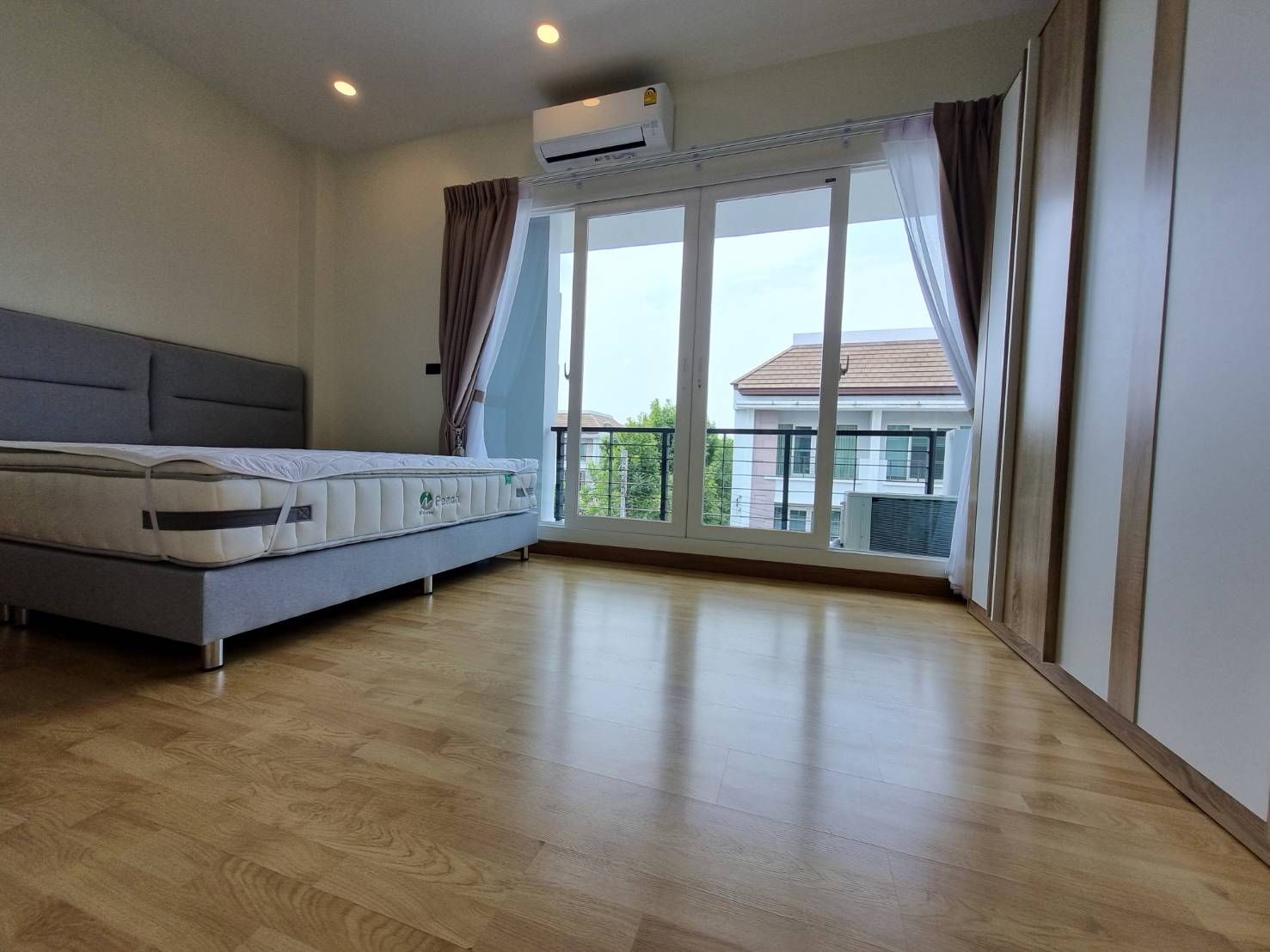 ขายบ้านกรุงเทพฯ เขตวังทองหลาง บ้านกลางเมือง เอสเซ้นส์ พระราม 9 - ลาดพร้าว - ทาวน์โฮม 3 ชั้น
