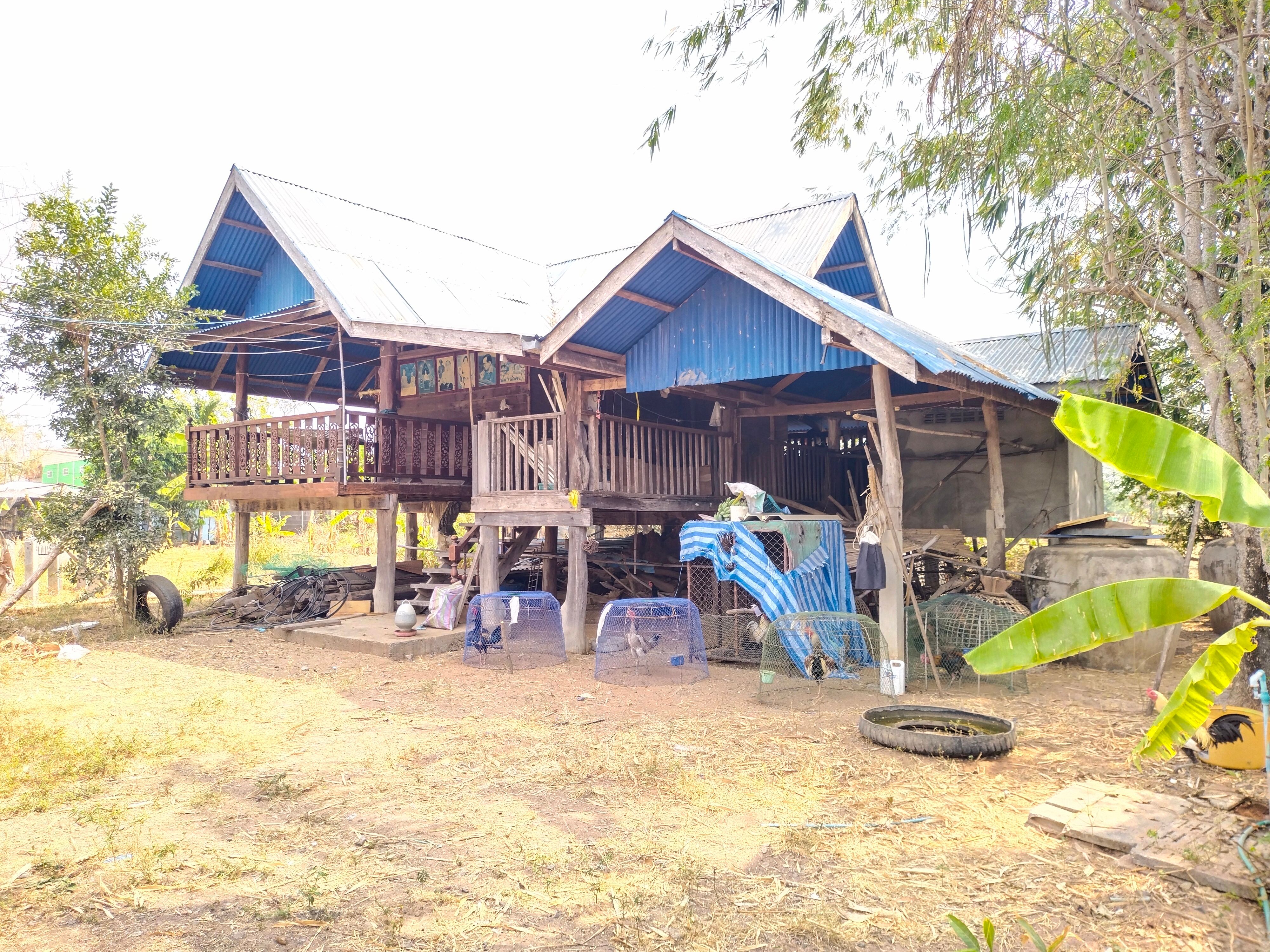 บ้านพร้อมสิ่งปลูกสร้าง