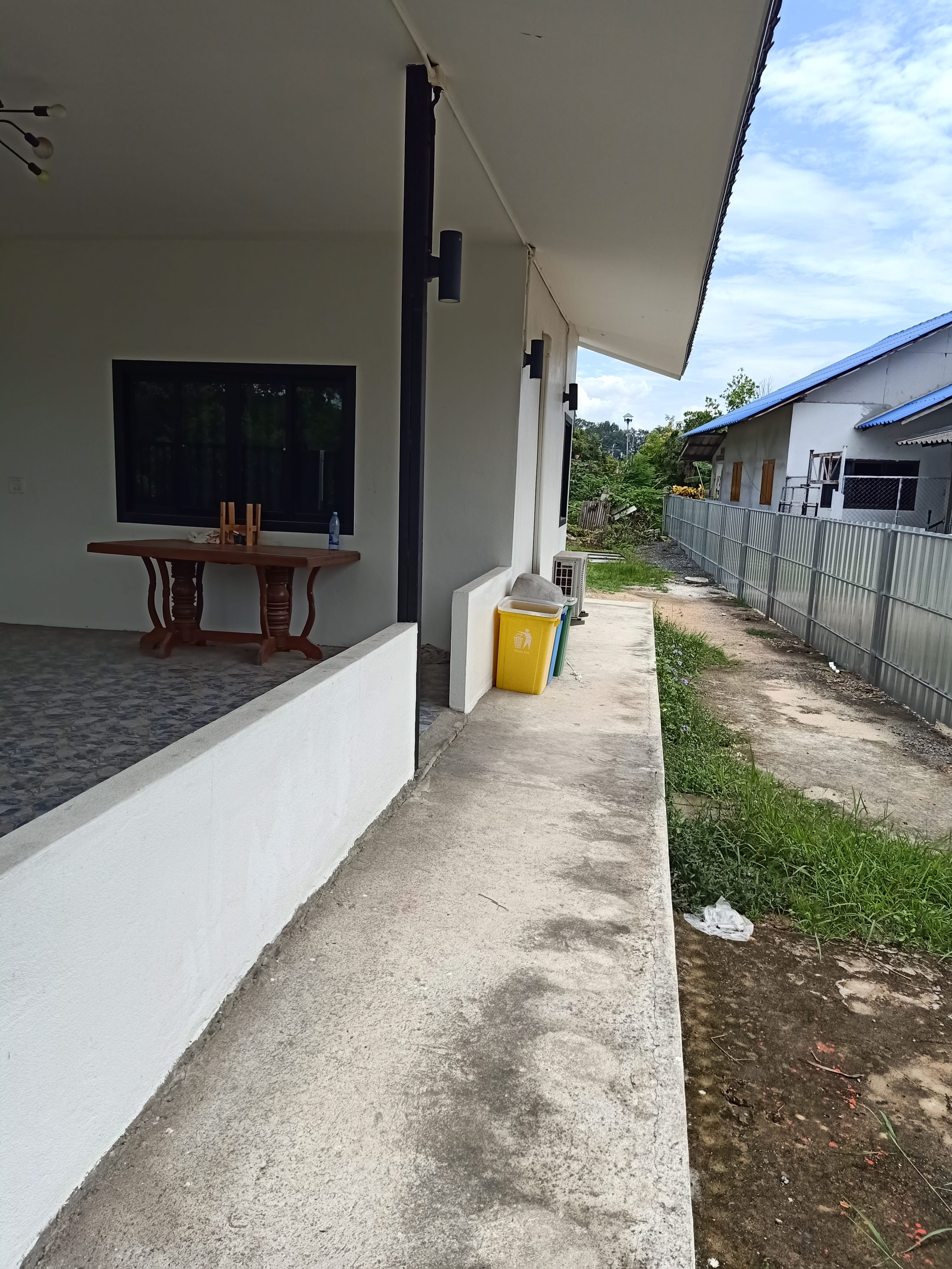 ขายที่ดินพร้อมบ้าน ทำเลดีมาก รถผ่านตลอดค้าขายดี