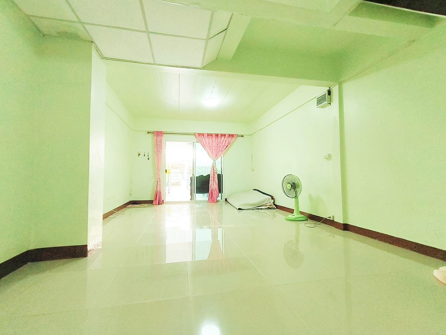 ทาวน์เฮ้าส์2ชั้น 2ห้องนอน 2ห้องน้ำ 1ที่จอดรถ ใกล้โลตัส บิ๊กซี นิคมนวนคร