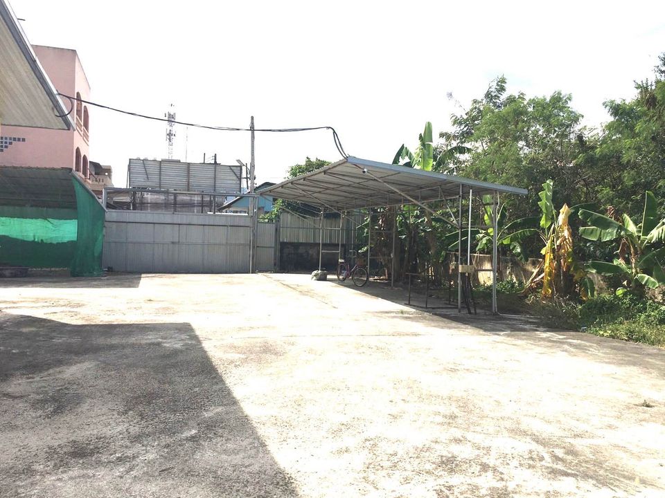 ที่ดิน พร้อมลานจอดรับฝากรถ มีบ้าน 1 หลัง 