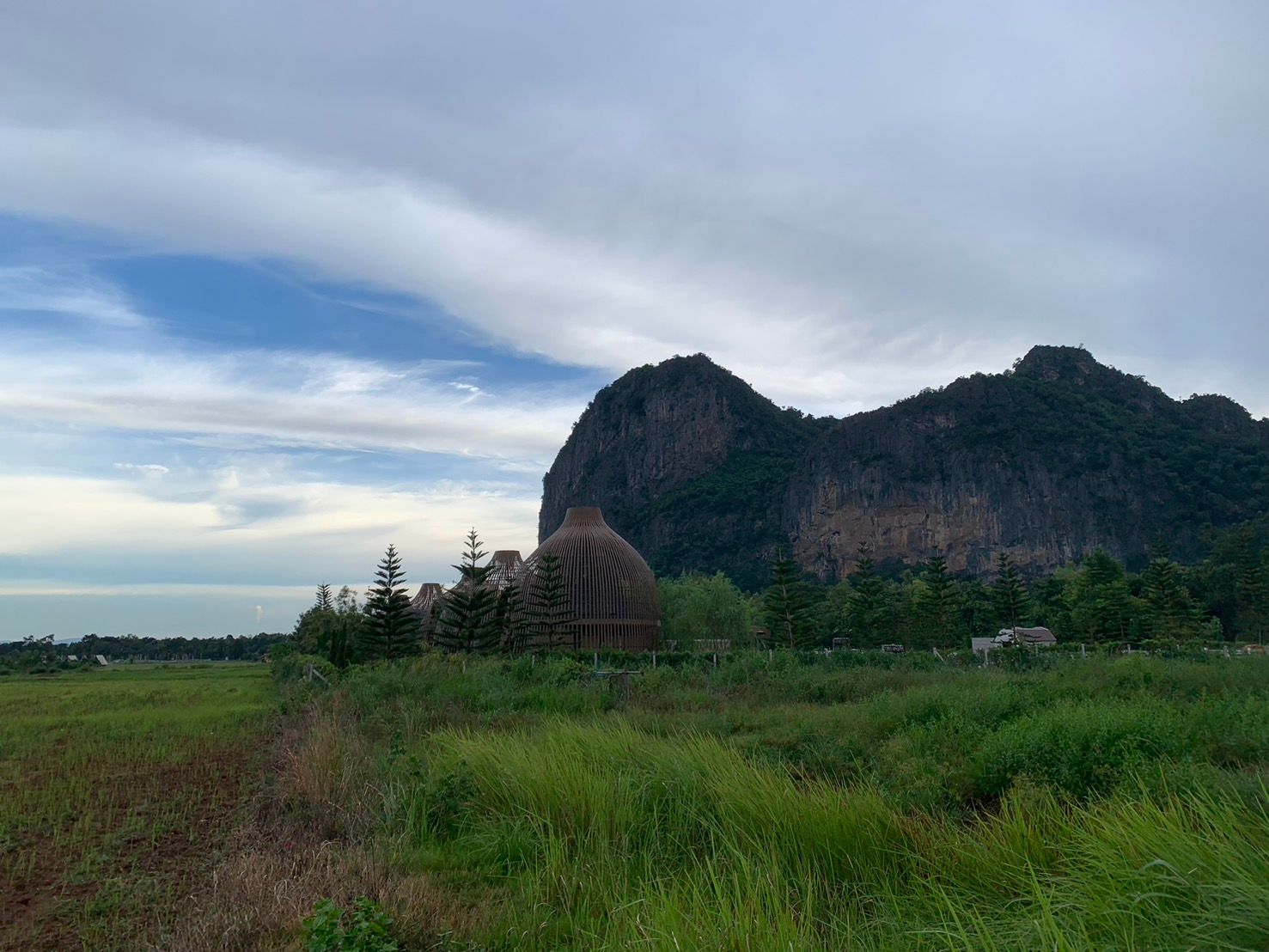 ที่ดินใกล้ภูเขา (ภูผาม่าน ด้านหลังผาม่านคีรีหมอก)