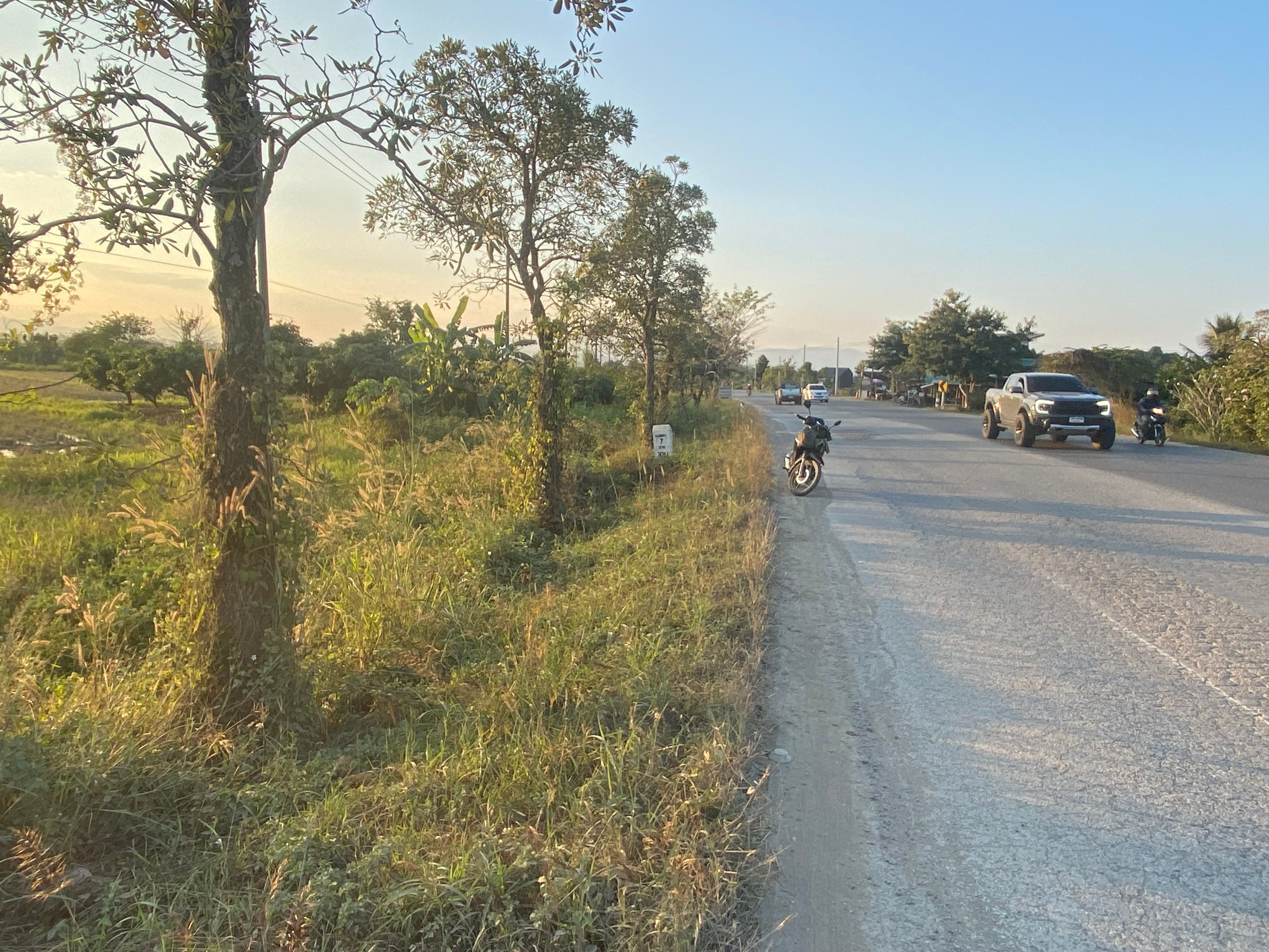 ขายที่ดินติดถนนใหญ่   (ทางหลวงสายดงป่าลัน-หนองมะจับ)