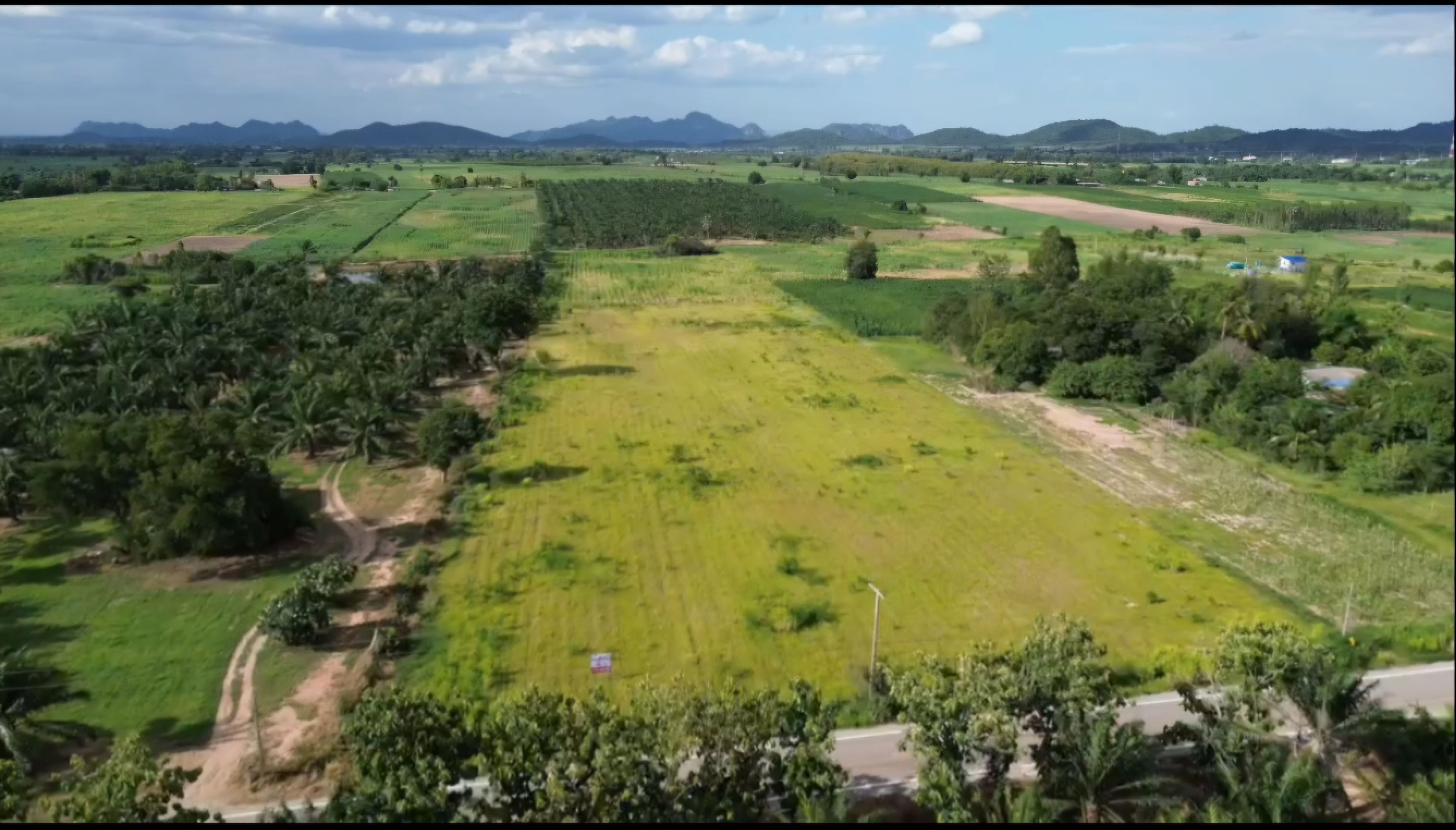 ที่ดินสวยแบ่งขายเริ่ม 1ไร่ ติดถนนลาดยางห่างถนนหลวง333แค่ 2 km. มีน้ำไฟใกล้เทศบาลอ.บ้านไร่ อุทัยธานี​
