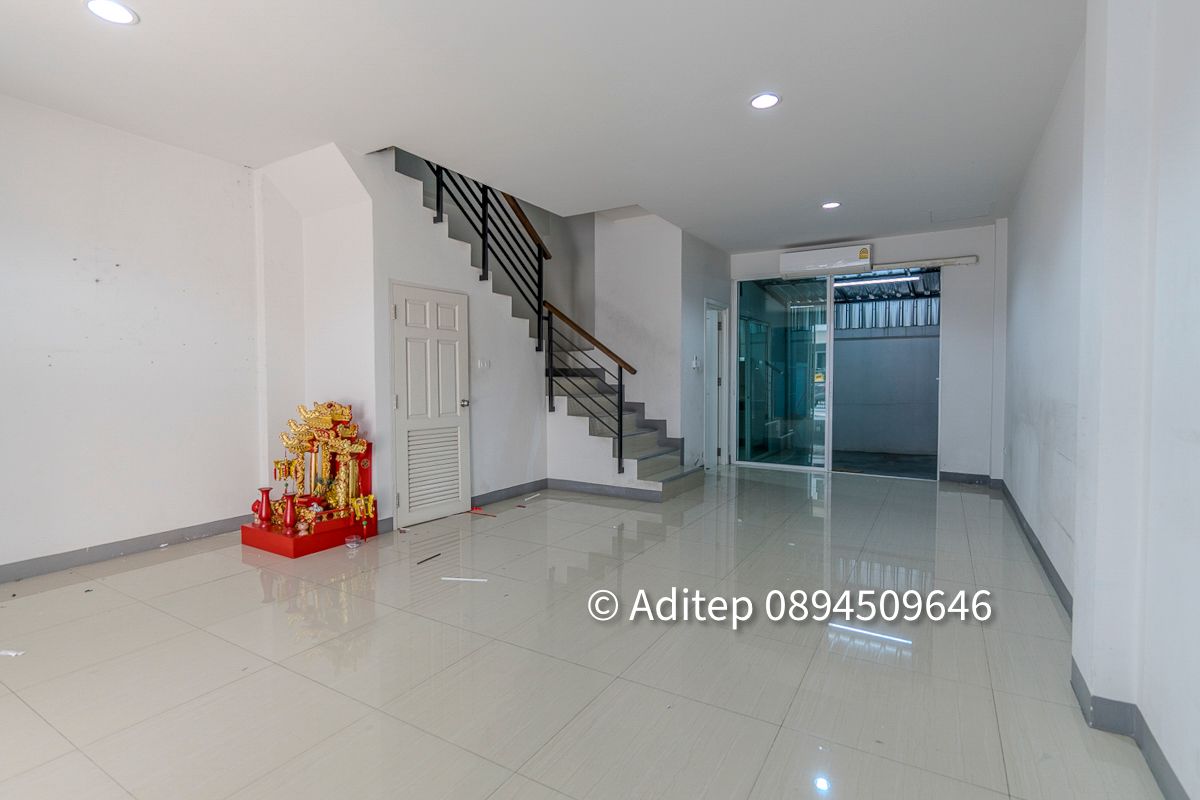 ขายโฮมออฟฟิส 4 ชั้น RK BIZ Center ติดถนนมอเตอร์เวย์ ใกล้สนามบินสุวรรณภูมิ ขนาด 21 ตรว. 2 ห้องนอน 4 ห้องน้ำ เดินทางสะดวกสบาย เหมาะสำหรับทำธุรกิจและอยู่อาศัย