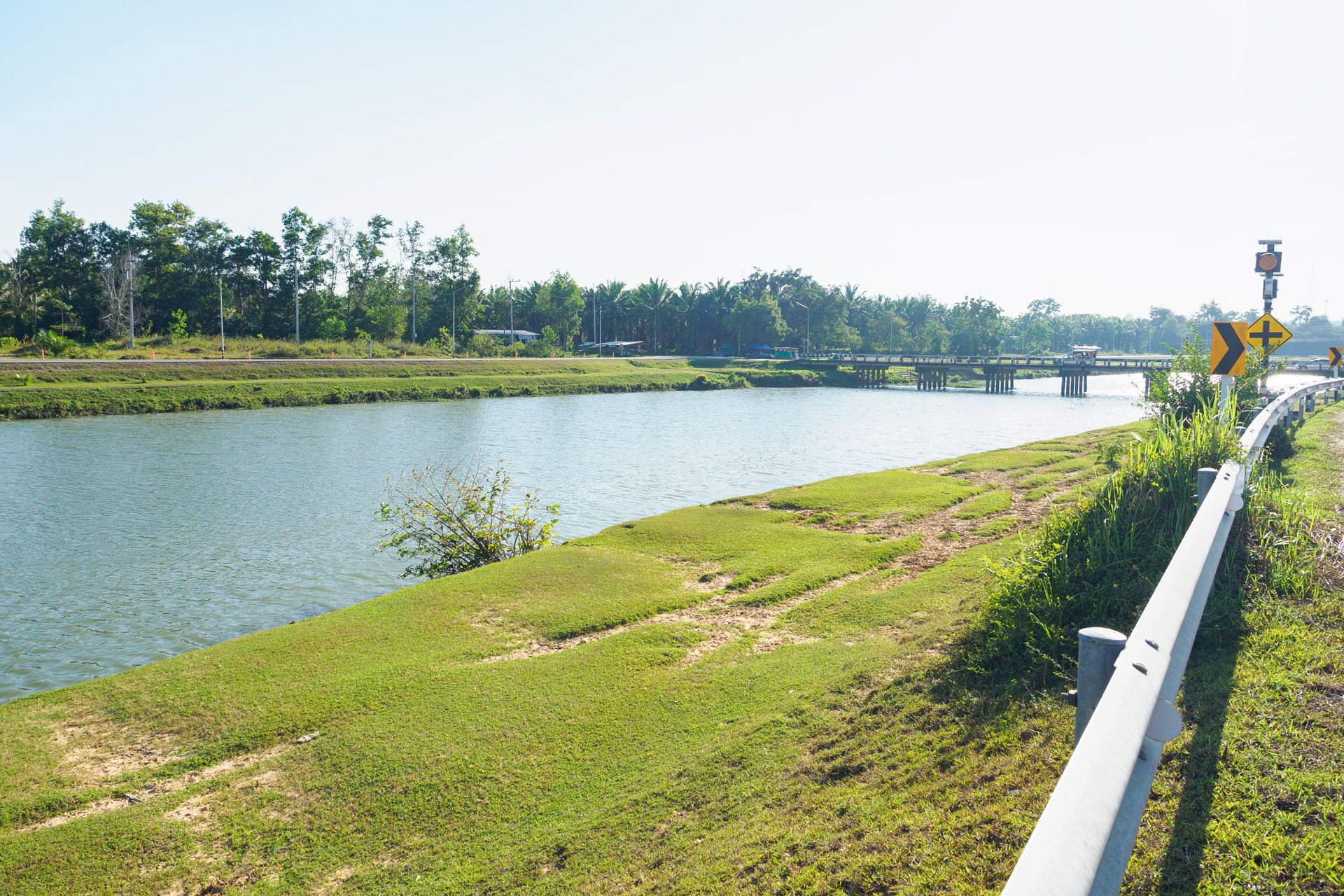  ขายที่ดินทำเลสวย เมืองชุมพร (นาชะอัง) 4 ไร่เศษ ติดถนนเลียบคลองชลประทาน เหมาะสำหรับ: สร้างบ้านพักตากอากาศ, ทำจัดสรรขนาดเล็ก, หรือซื้อเก็บเก็งกำไร