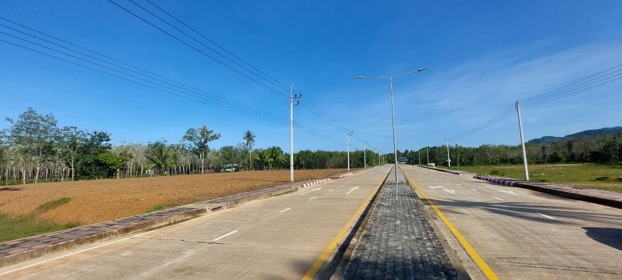 ขายที่ดินเปล่าพร้อมสร้างอาคาร ทำเลดี ติดถนนใหญ่ แปลงที่ดินสวยงาม