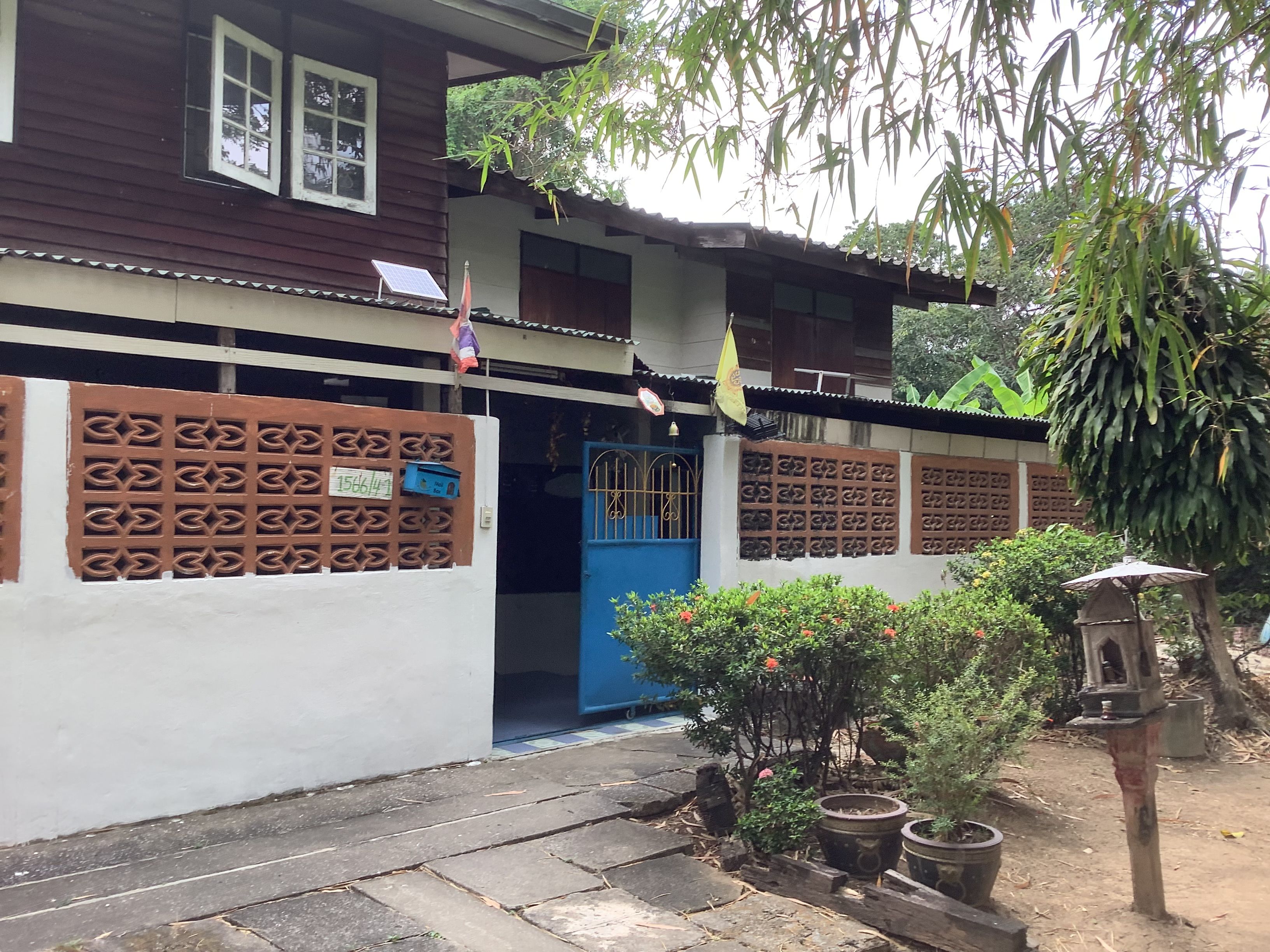 ขายที่ดินพร้อมบ้านไม้ อยู่เขตบางซื่อ เข้าได้หลายเส้นทาง