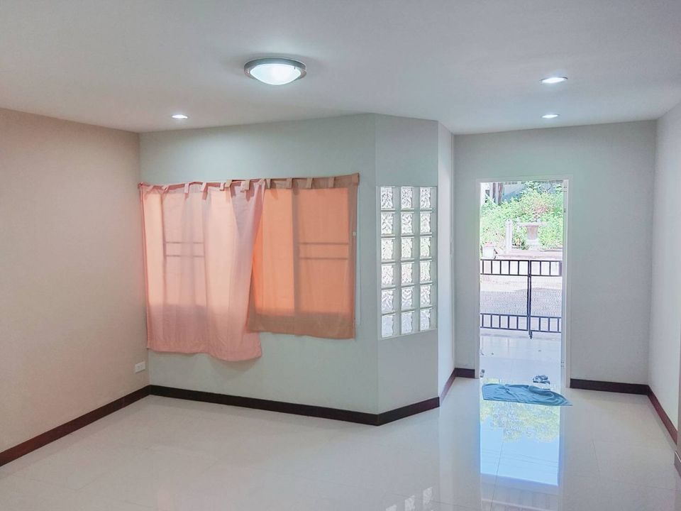 ทาวเฮ๊าส์ 2 ชั้นในตัวเมืองตาก 16.5 ตรว.