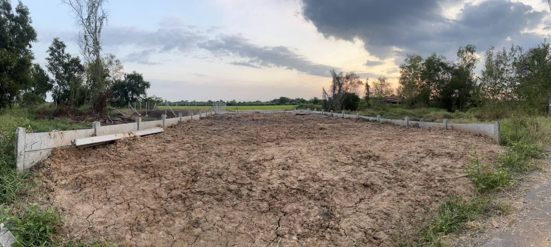 ที่ดิน คลองหก คลองหลวง ปทุมธานี ถมแล้วกำแพงกั้นดิน 1 เมตร.