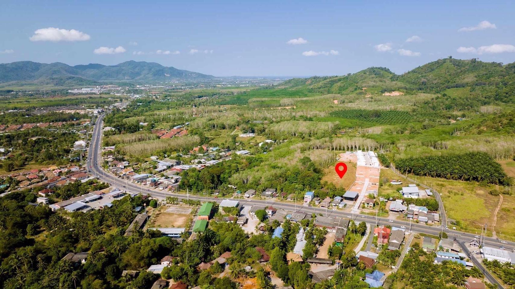 ขายที่ดินพร้อมบ้านหลังใหญ่ 2 ชั้น 1 หลัง น้ำไฟพร้อม เดินทางสะดวกเพราะติดถนน 4 เลน ถนนสี่แยกท่าเรือ-เมืองใหม่ ภูเก็ต
