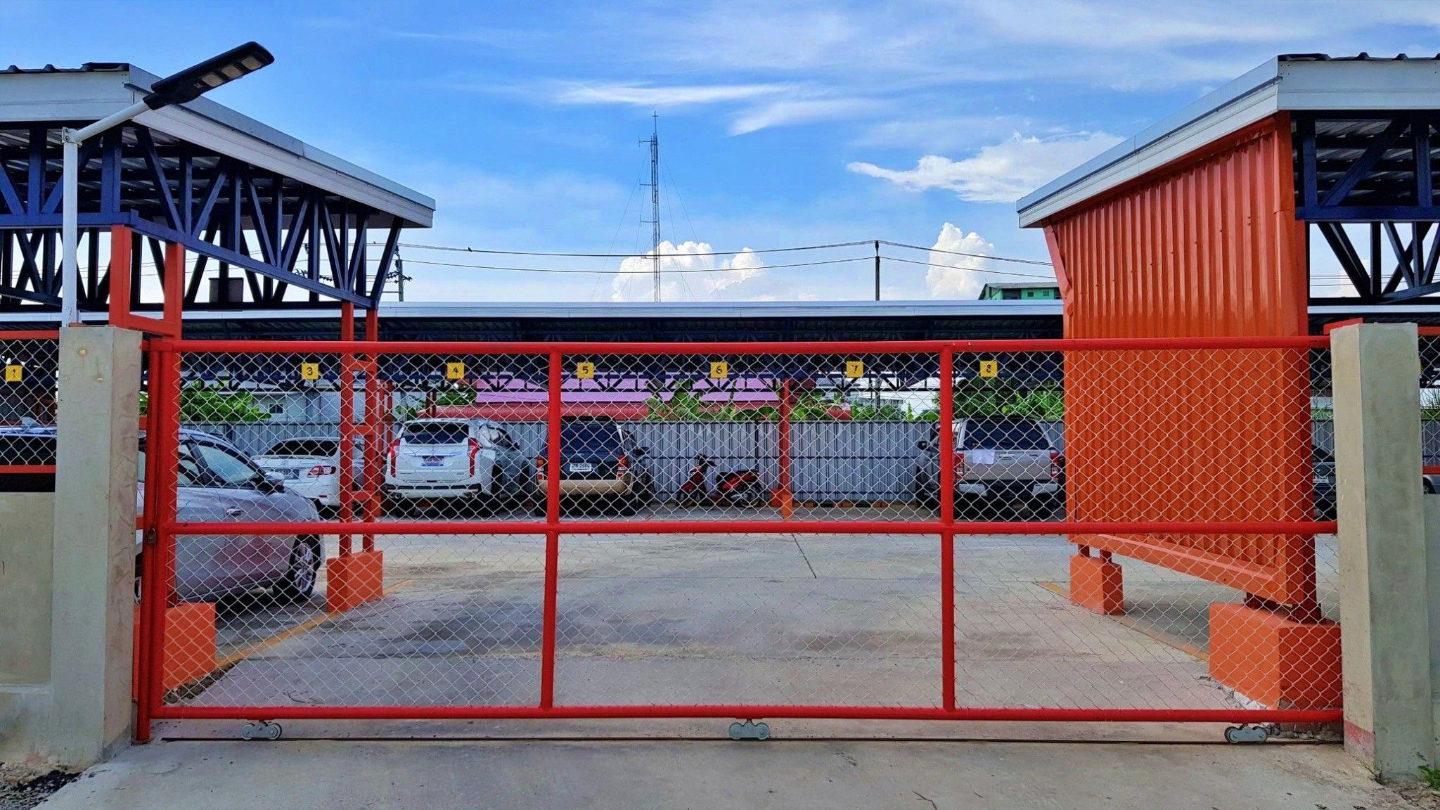 ที่ดินลาดกระบัง พร้อมกิจการที่จอดรถ(Parking) รับค่าเช่าเลยทันที ใกล้สนามบินสุวรรณภูมิ เนื้อที่ 200 ตรว. ทำเลศักยภาพ เดินทางสะดวก ใกล้แหล่งชุมชน