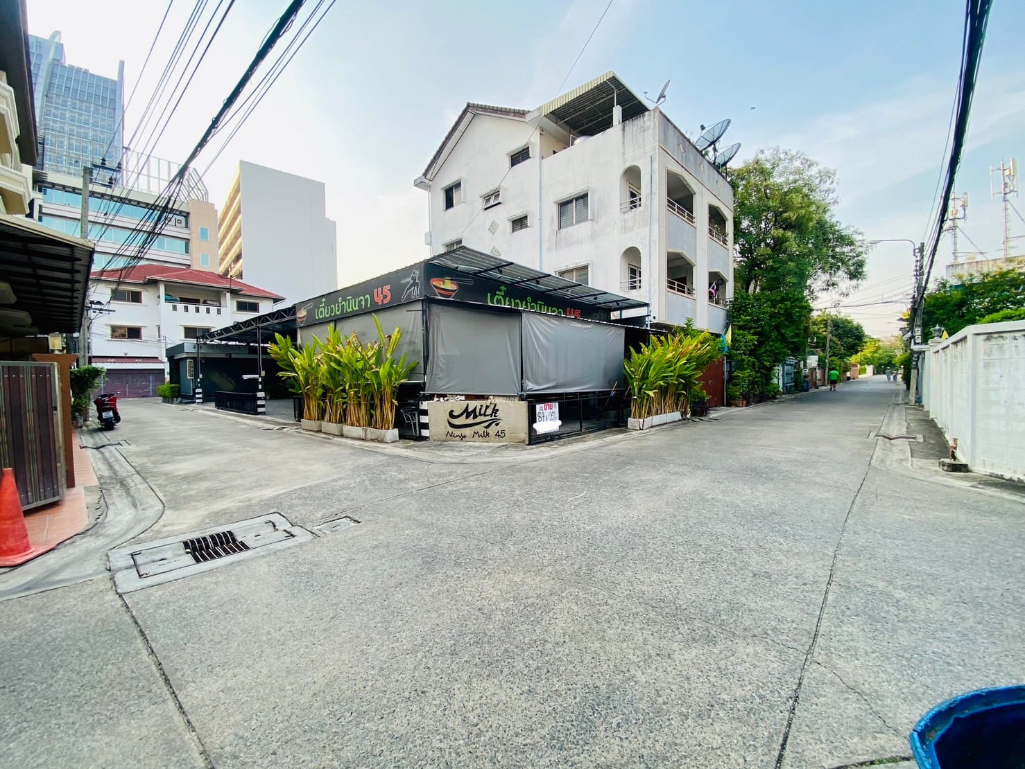 ขาย ที่ดิน ติดถนน 3 ด้าน หลัง ม.หอการค้า เนื้อที่ 84 ตร.วา ห้วยขวาง สุทธิสาร