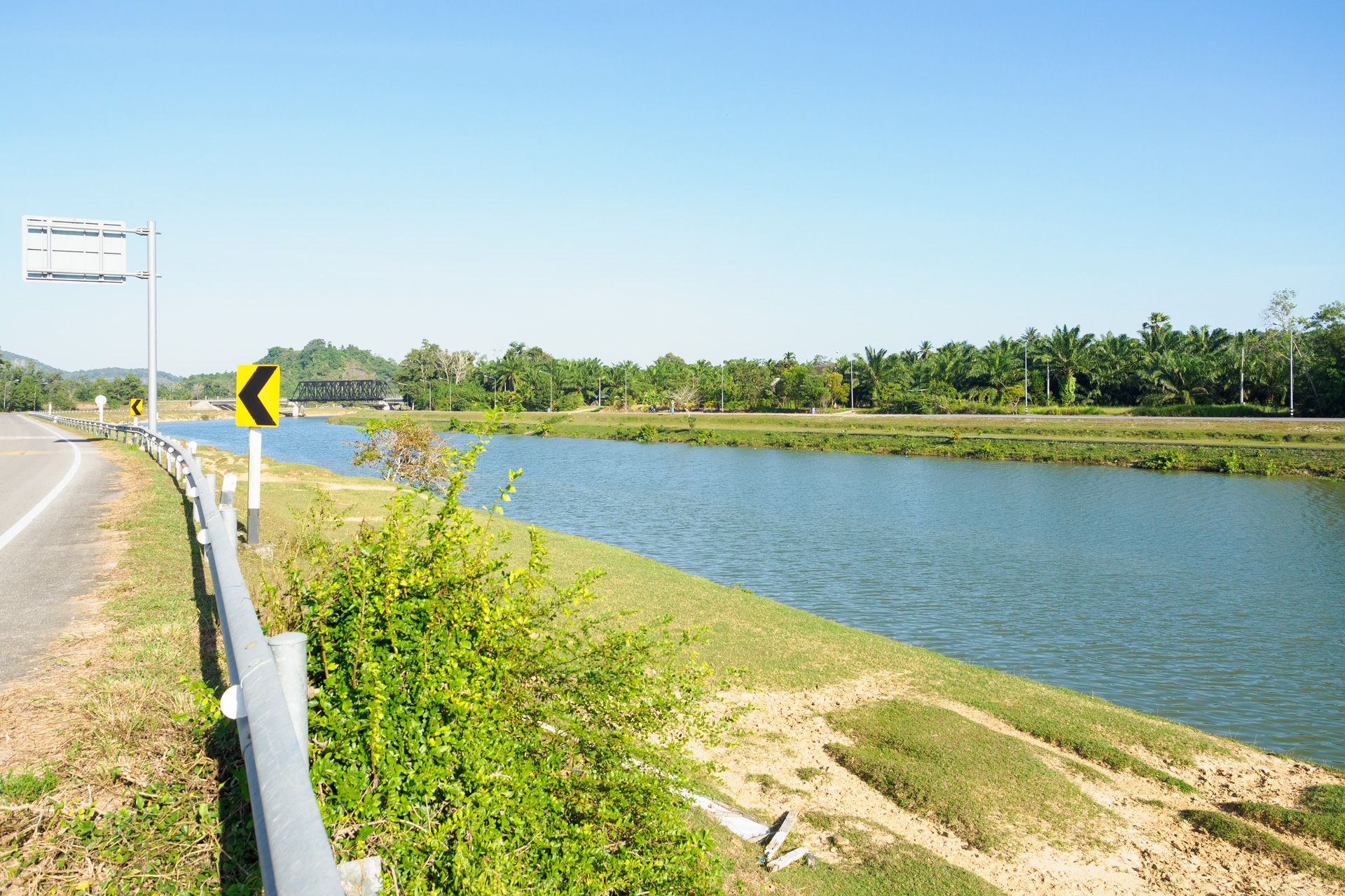  ขายที่ดินทำเลสวย เมืองชุมพร (นาชะอัง) 4 ไร่เศษ ติดถนนเลียบคลองชลประทาน เหมาะสำหรับ: สร้างบ้านพักตากอากาศ, ทำจัดสรรขนาดเล็ก, หรือซื้อเก็บเก็งกำไร