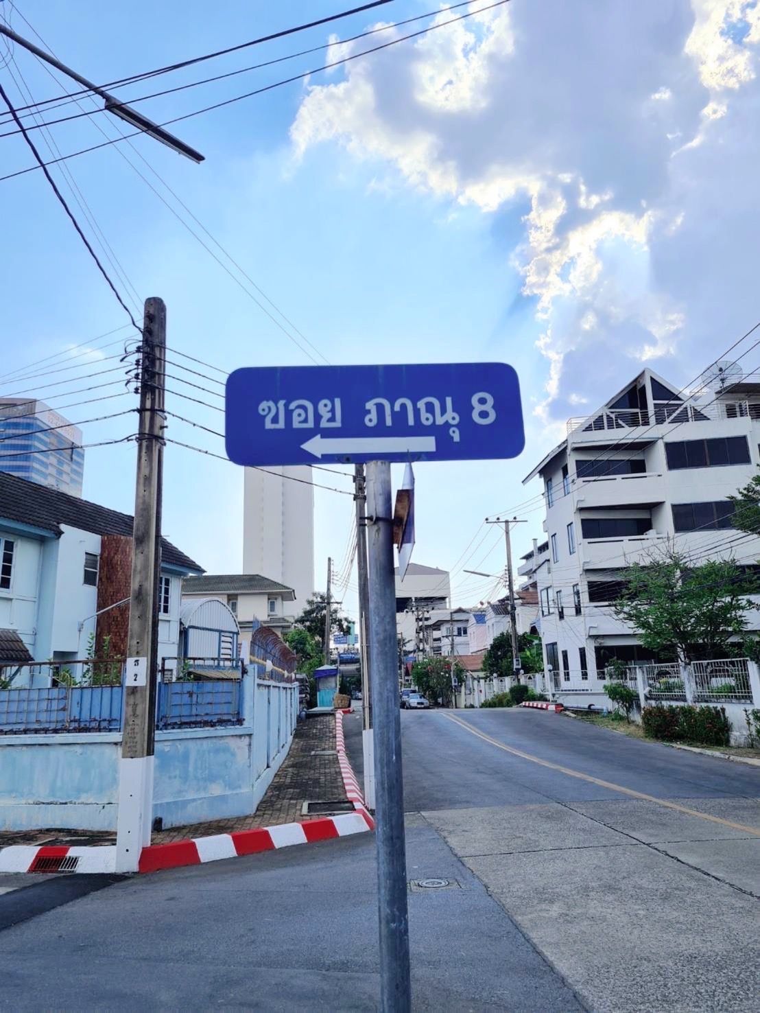 #ขายที่ดินกรุงเทพฯ แปลงสวยมาก ทำเลทอง อยู่ในหมู่บ้านภาณุวิลล่า แหล่งอำนวยความสะดวกรอบด้าน 0-0-64 ไร่. ติดต่อ โทร : 061-282-4154