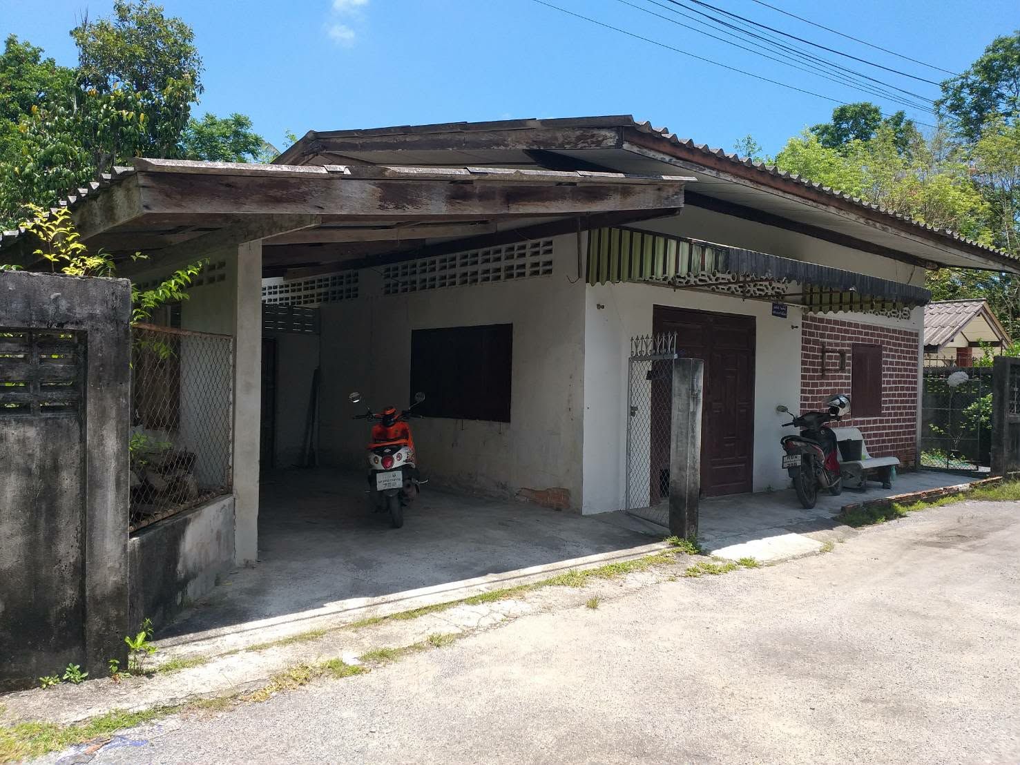 ขายที่ดินพร้อมบ้านเก่าหนึ่งหลังโครงสร้างแข็งแรง