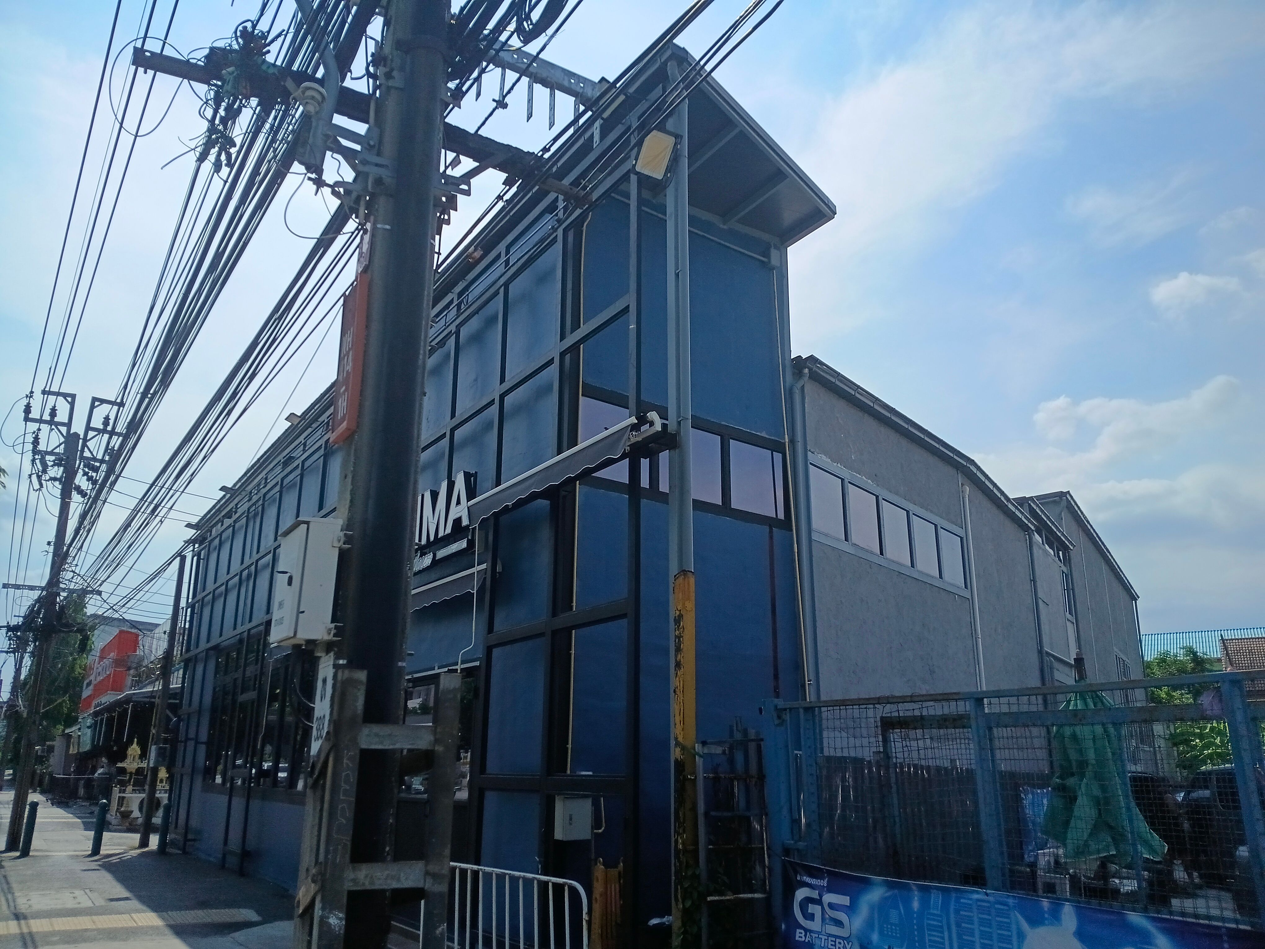 ที่ดินพร้อมสิ่งปลูกสร้าง ผังเมืองสีแดง ผู้เช่ากำลังดำเนินธุรกิจอยู่