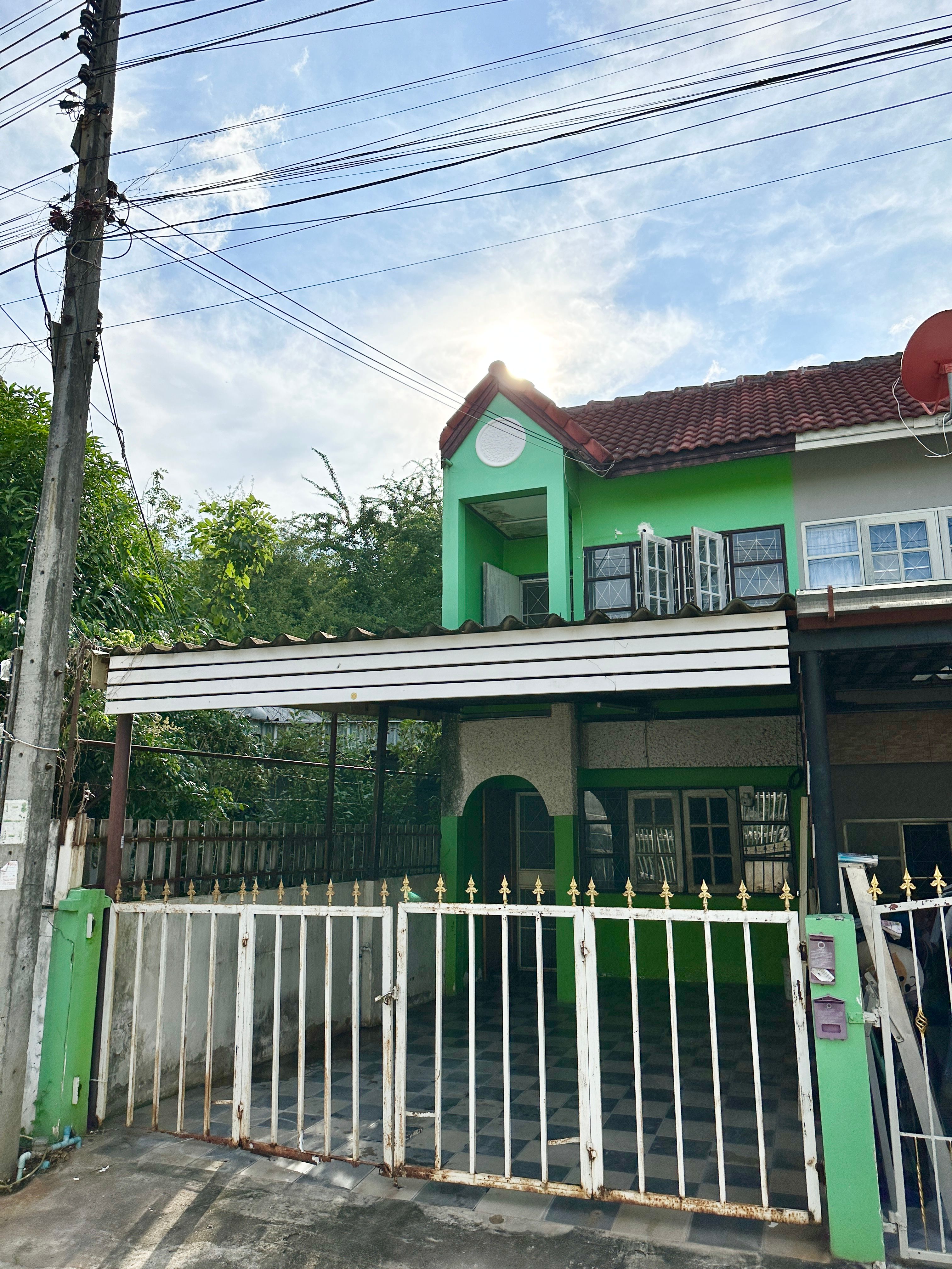 ทาวน์เฮ้าส์หลังริม ใกล้เมืองโคราช