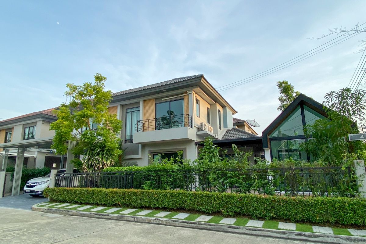 ขายบ้านเดี่ยวหลังมุม Life Bangkok Boulevard รามอินทรา 65 ขนาด 70.2 ตรว. 4 ห้องนอน 3 ห้องน้ำ ต่อเติมเรือนรับรองเอนกประสงค์ข้างบ้าน และครัวไทยหลังบ้าน ใกล้รถไฟฟ้า ใกล้ทางด่วน 