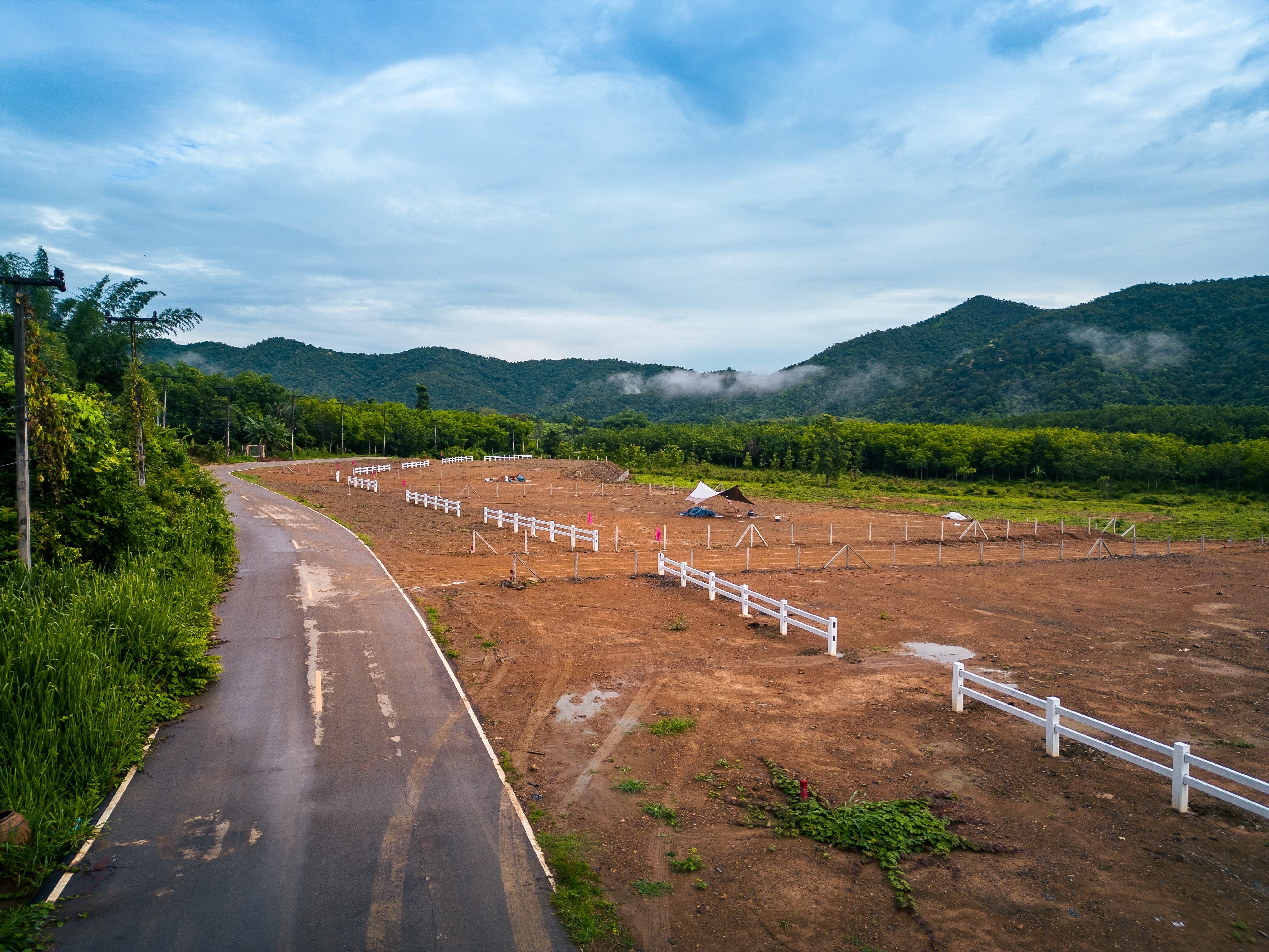 วิวเขาสวยงาม 360 องศาใกล้ที่ท่องเที่ยวน้ำตกน้ำพุร้อนทะเล