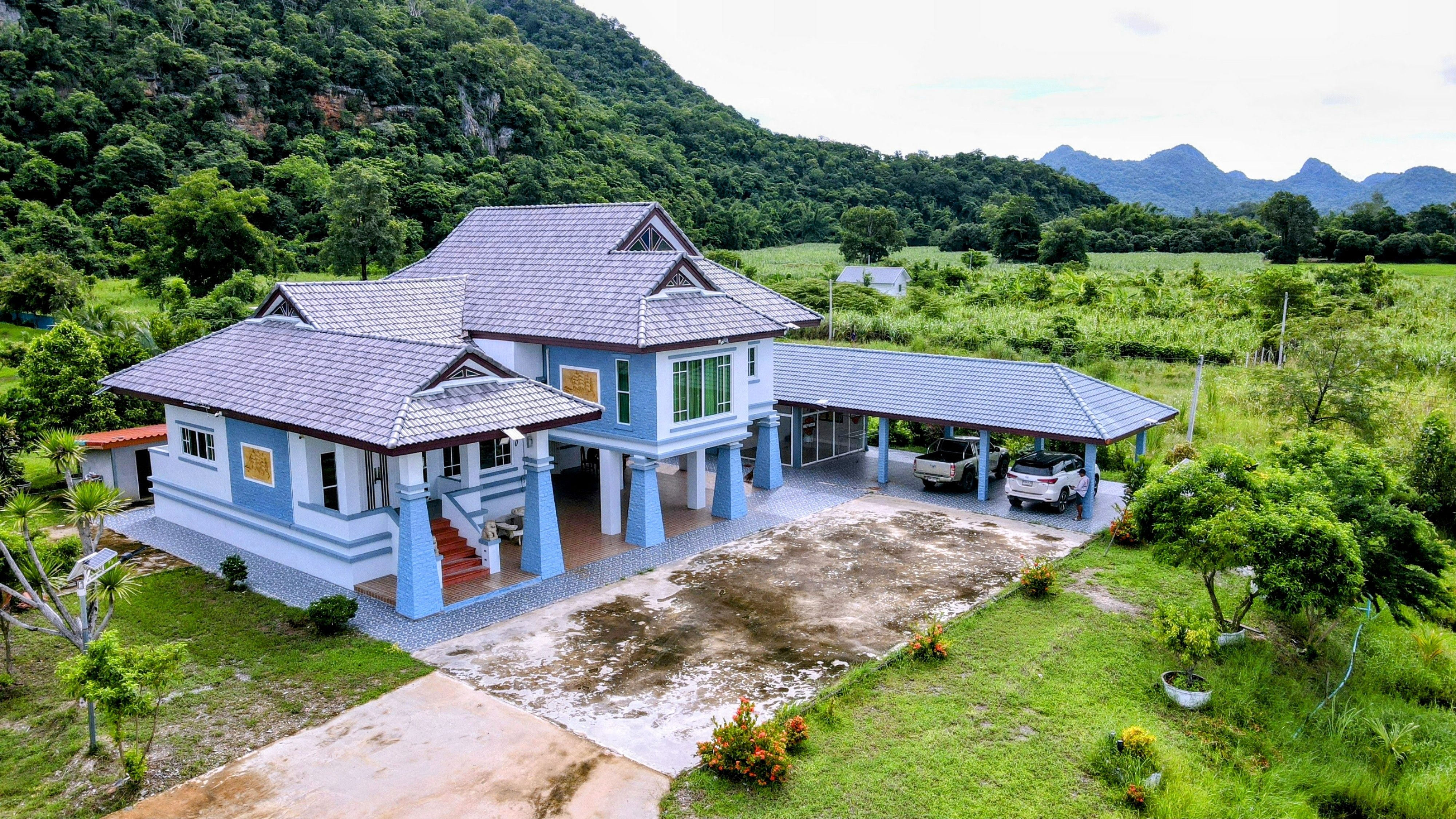 บ้านสวย บ้านใหม่ บ้านรีโนเวท​บิวท์​อิน​ทั้งหลัง ยังไม่ได้เข้าอยู่บ้านติดภูเขาเป็นบ้านพัก​ตากอากาศ​ บรรยากาศ​เหมือนภาคเหนือใกล้มาที่อ.บ้านไร่ ​อุทัยธานี​