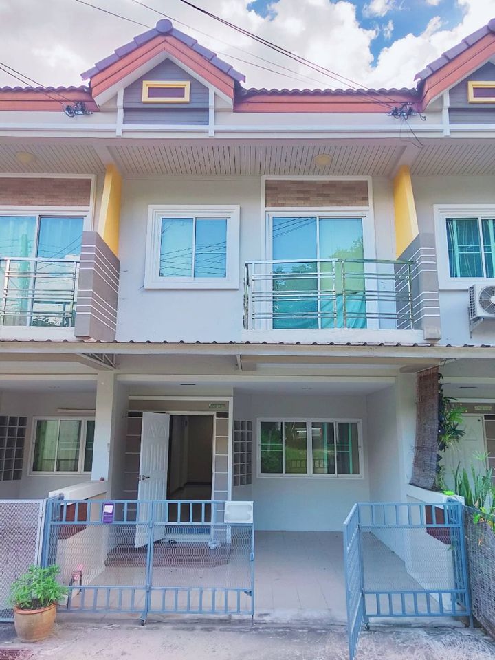 ทาวเฮ๊าส์ 2 ชั้นในตัวเมืองตาก 16.5 ตรว.