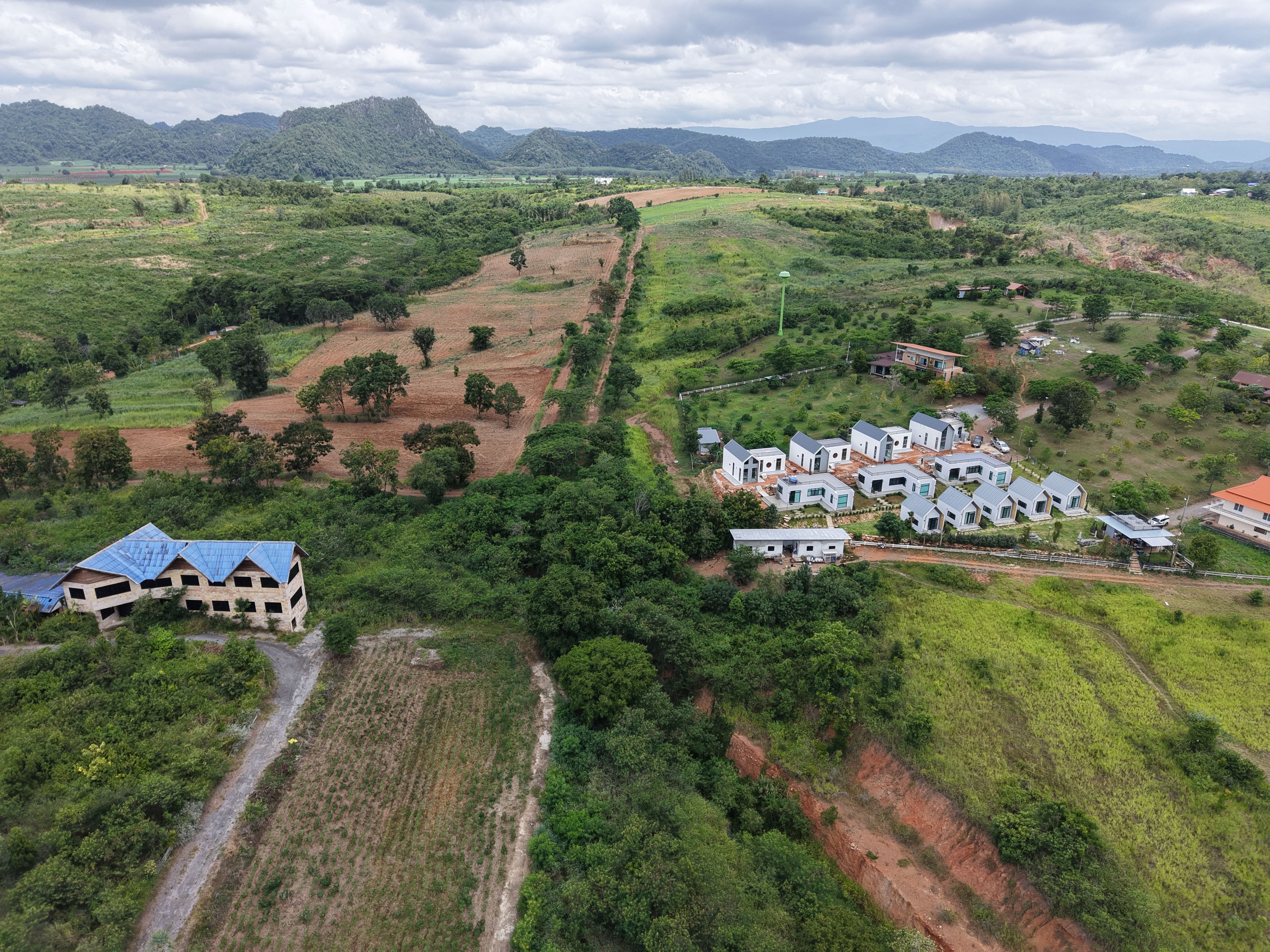 ไร่ละ 1,800,000 บาทโฉนดพร้อมโอน ที่บนเนินเขา วิวเขายายเที่ยง
