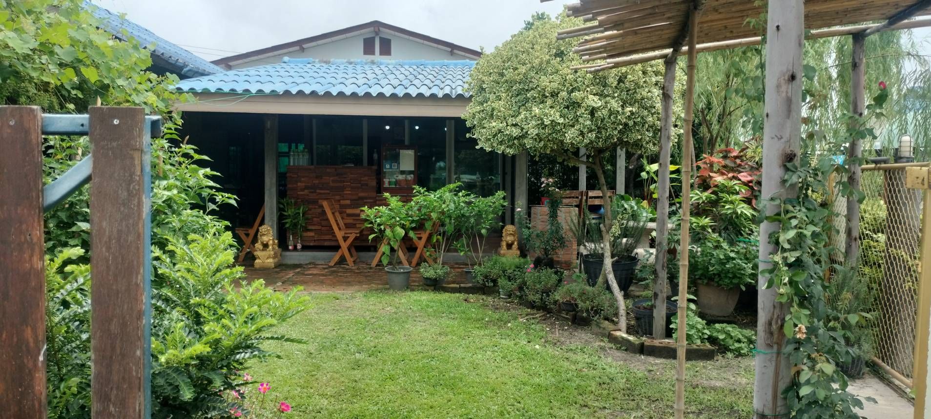 ขายบ้านระยอง อ.เมือง บ้านพร้อมที่ดิน ทำเลสวย บ้านสวยบรรยากาศดี แหล่งอำนวยความสะดวกรอบด้าน 1-1-15 ไร่.