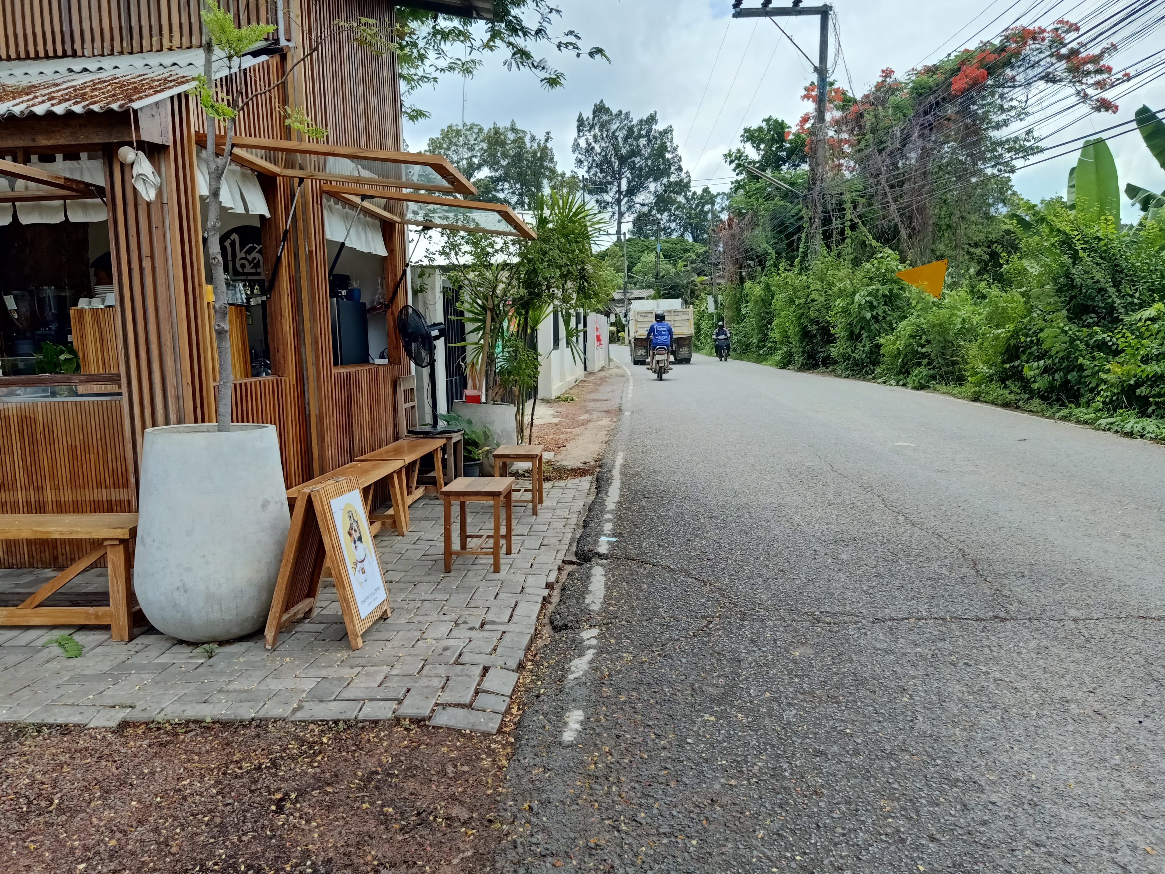 ขายที่ดินพร้อมบ้าน ทำเลดีมาก รถผ่านตลอดค้าขายดี