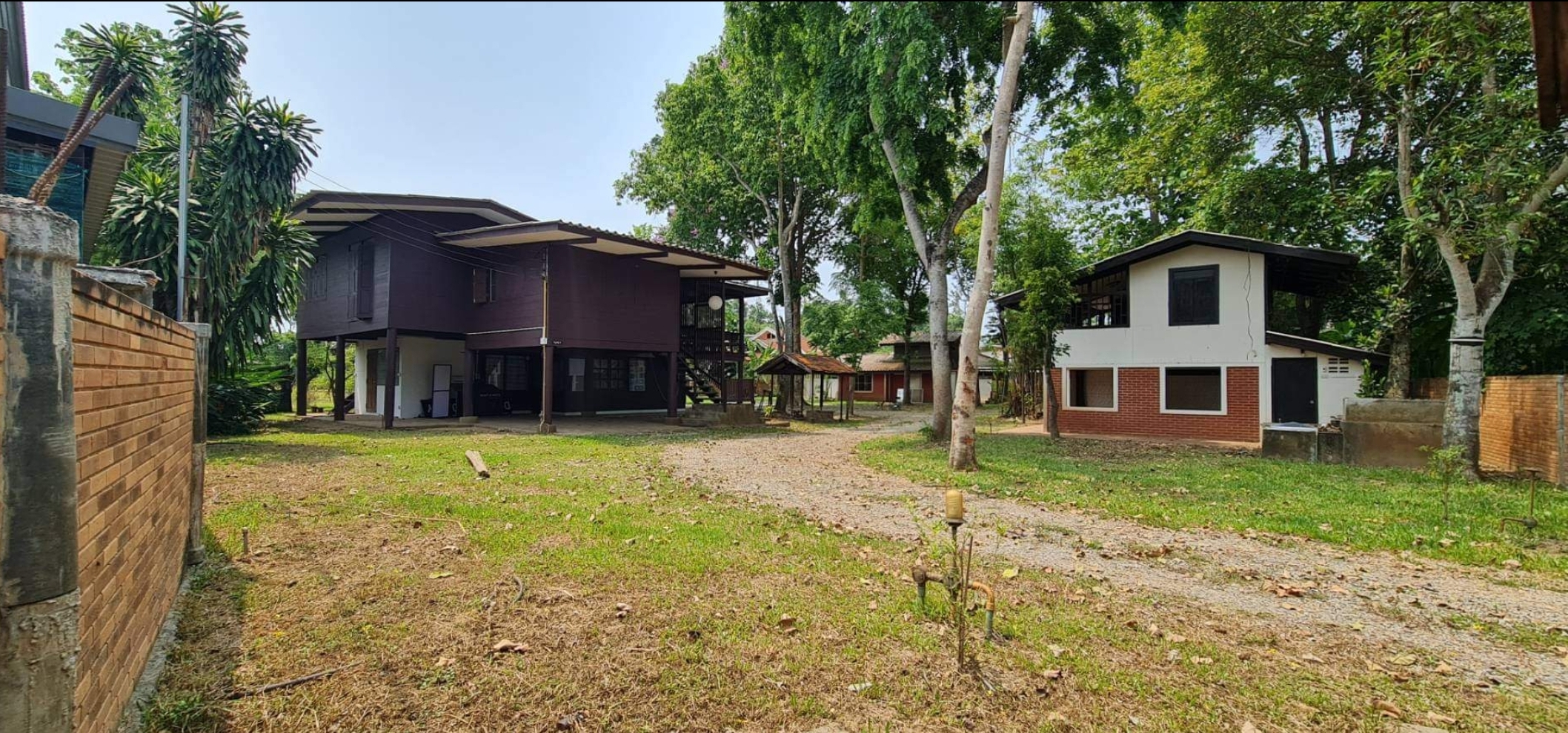 บ้านพักตากอากาศ 3 หลัง ในพื้นที่ 2 ไร่กว่าใกล้เมือง