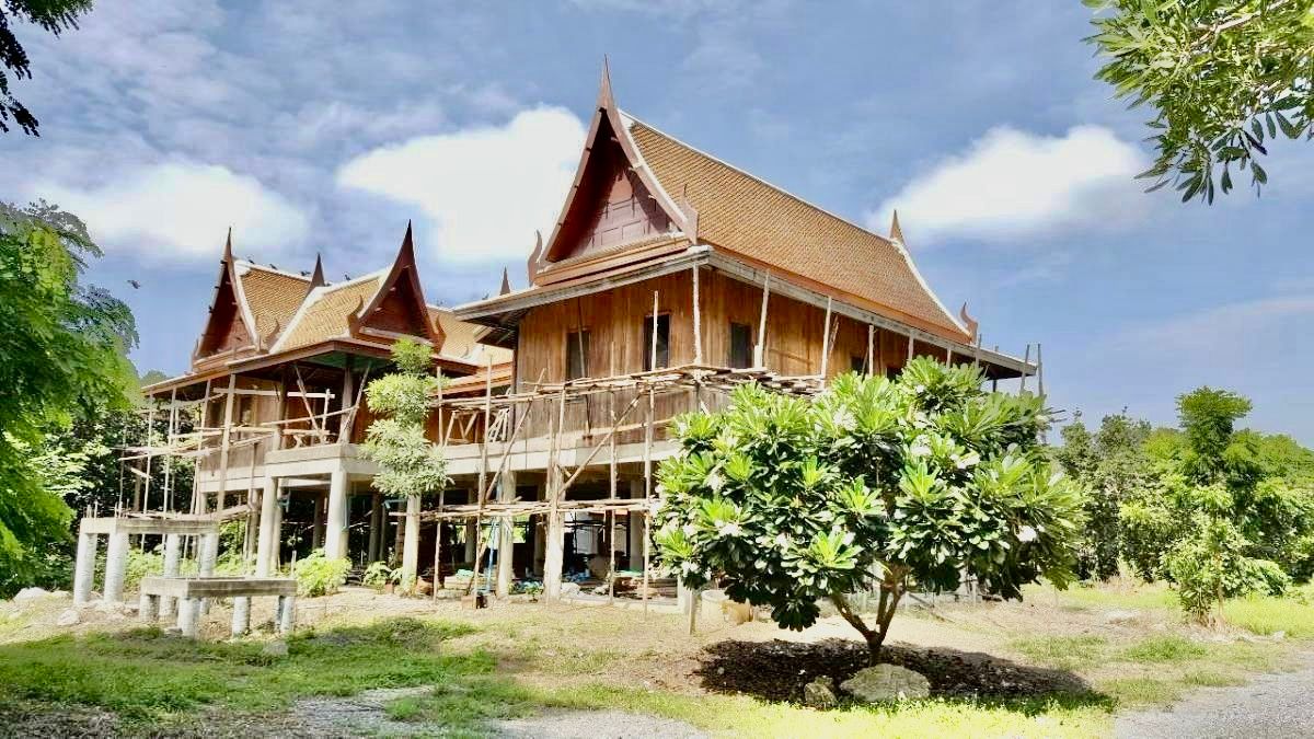 ที่ดินแปลงใหญ่สระบุรี พร้อมเรือนไทยหมู่ โอบล้อมด้วยธรรมชาติ และไม้ป่าเบญจพรรณจำนวนมาก เนื้อที่ 24 ไร่เศษ เดินทางสะดวก อยู่ในย่านชุมชน แต่มีความสงบ เป็นส่วนตัว