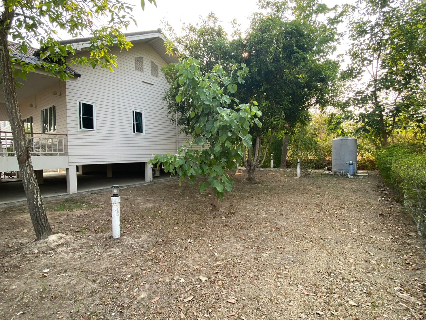 บ้านหางดง ระเบียงกว้าง มีลำเหมืองหลังบ้าน บรรยากาศดี