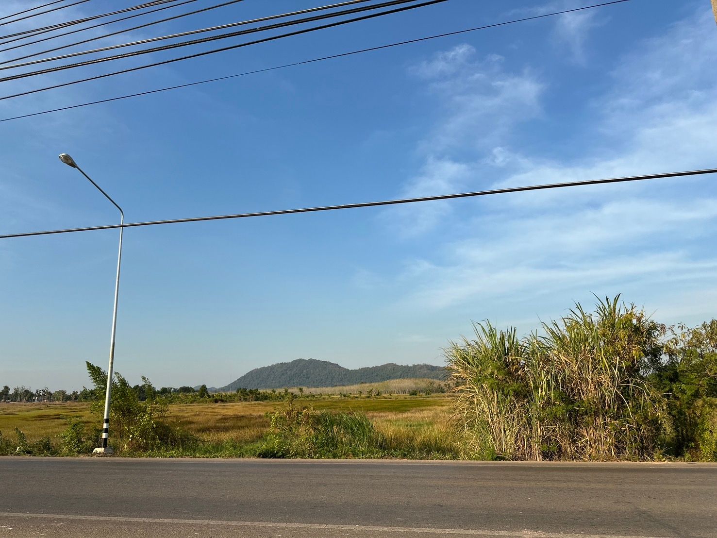 ขายที่ดินจันทบุรี อำเภอนายายอาม ที่ดินเปล่าหน้ากว้าง ติดถนนสาธารณะ น่าลงทุน 4-0-49 ไร่.
