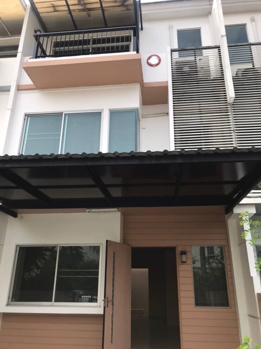 ขาย ทาวโฮมสวย 3 ชั้น โครงการของ Land & House ซอยคู้บอน 28 หมู่บ้าน บ้านใหม่ ตรงข้ามหมู่บ้านชัยพฤกษ์